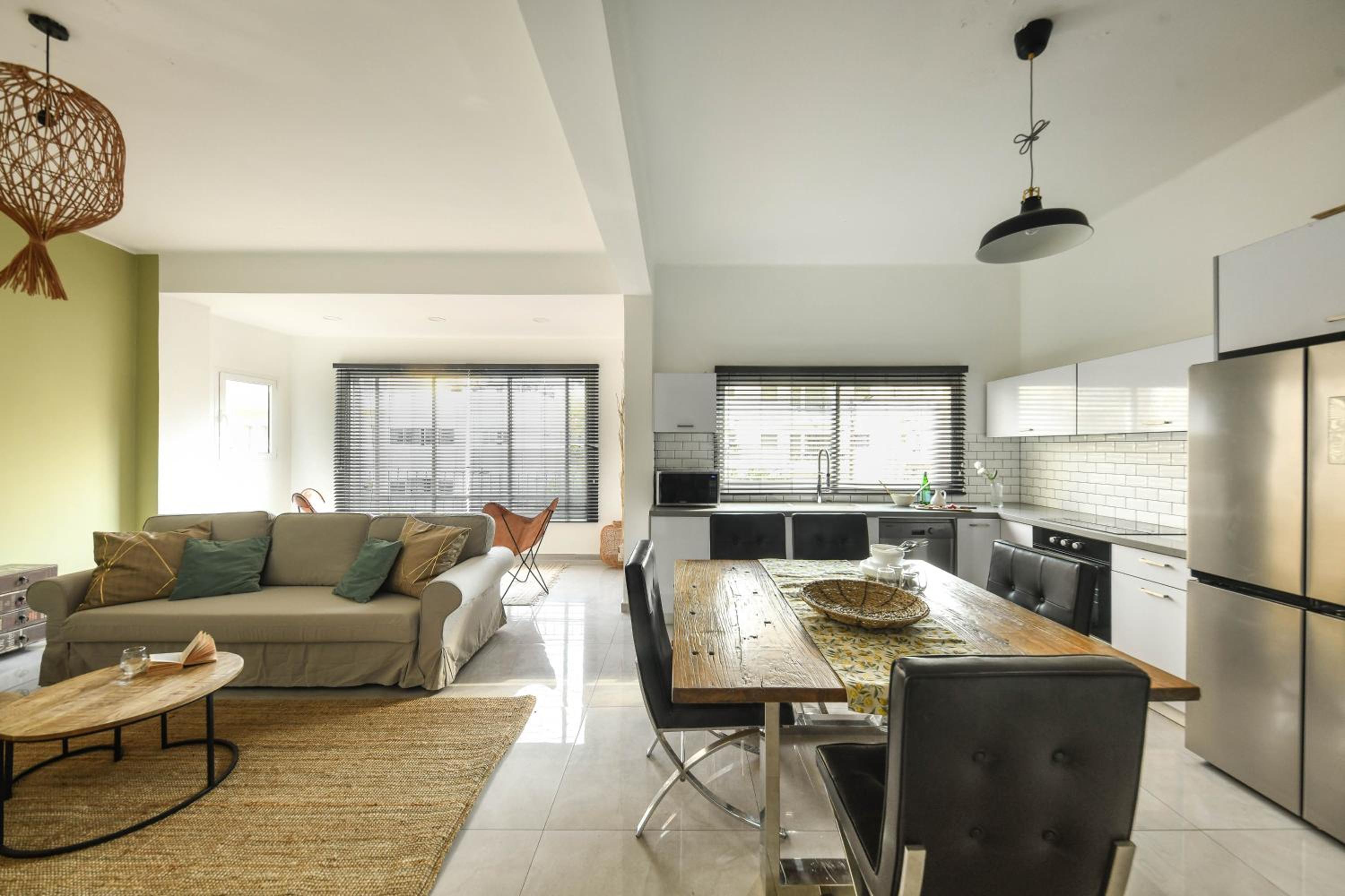 Prime Location Sunny 3 Bedroom Apartment by Sea N' Rent view 4