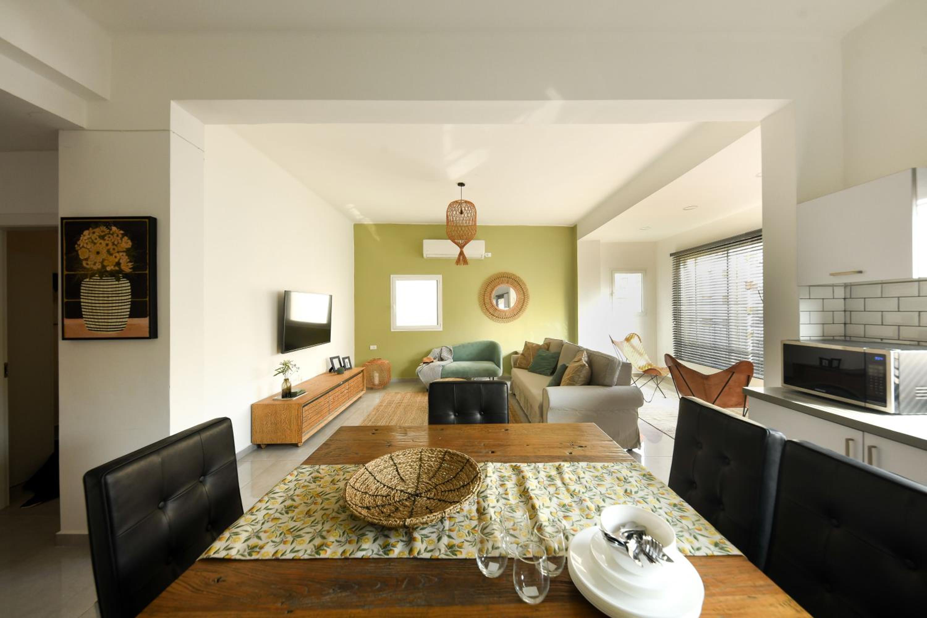 Prime Location Sunny 3 Bedroom Apartment by Sea N' Rent view 2