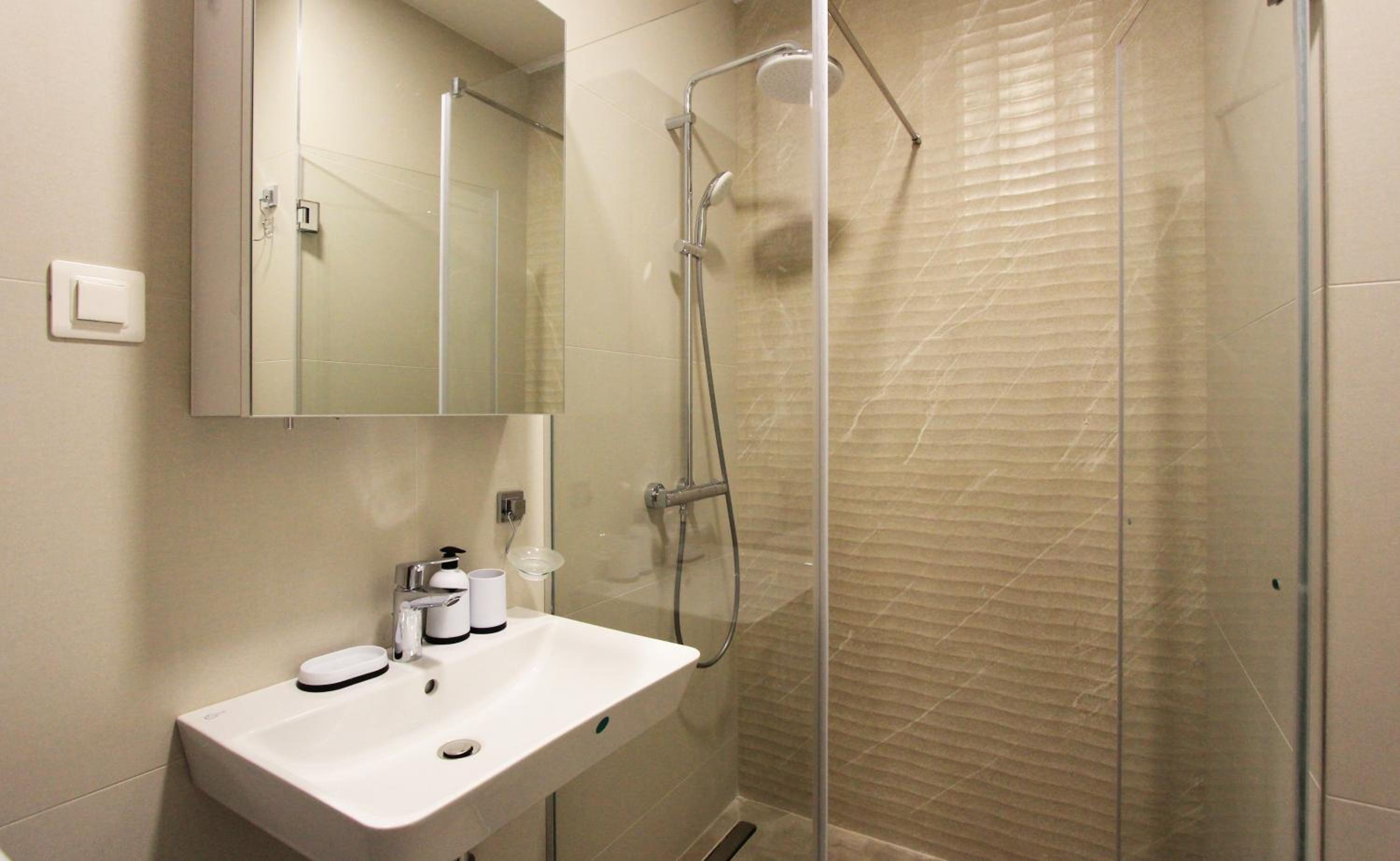 Lovely one bedroom apartment with parking space view 3