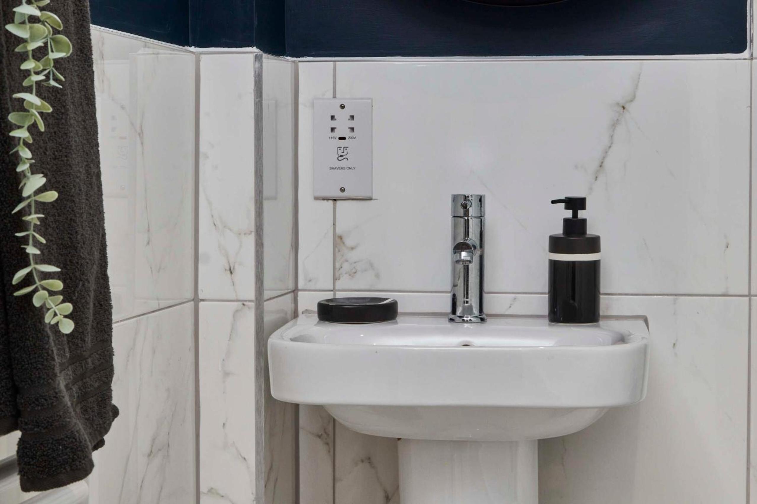 Newly Renovated 4BDR Cottage House By Homebird Property Management Short Lets & Serviced Accommodation Leeds With Private Parking & Netflix view 5
