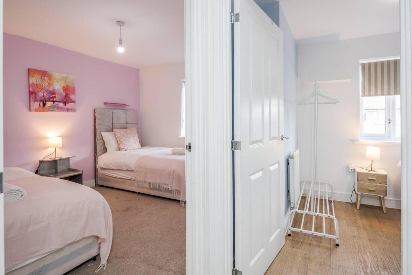TMS Cheerful 5BDR house! Thurrock! Free Parking! view 2