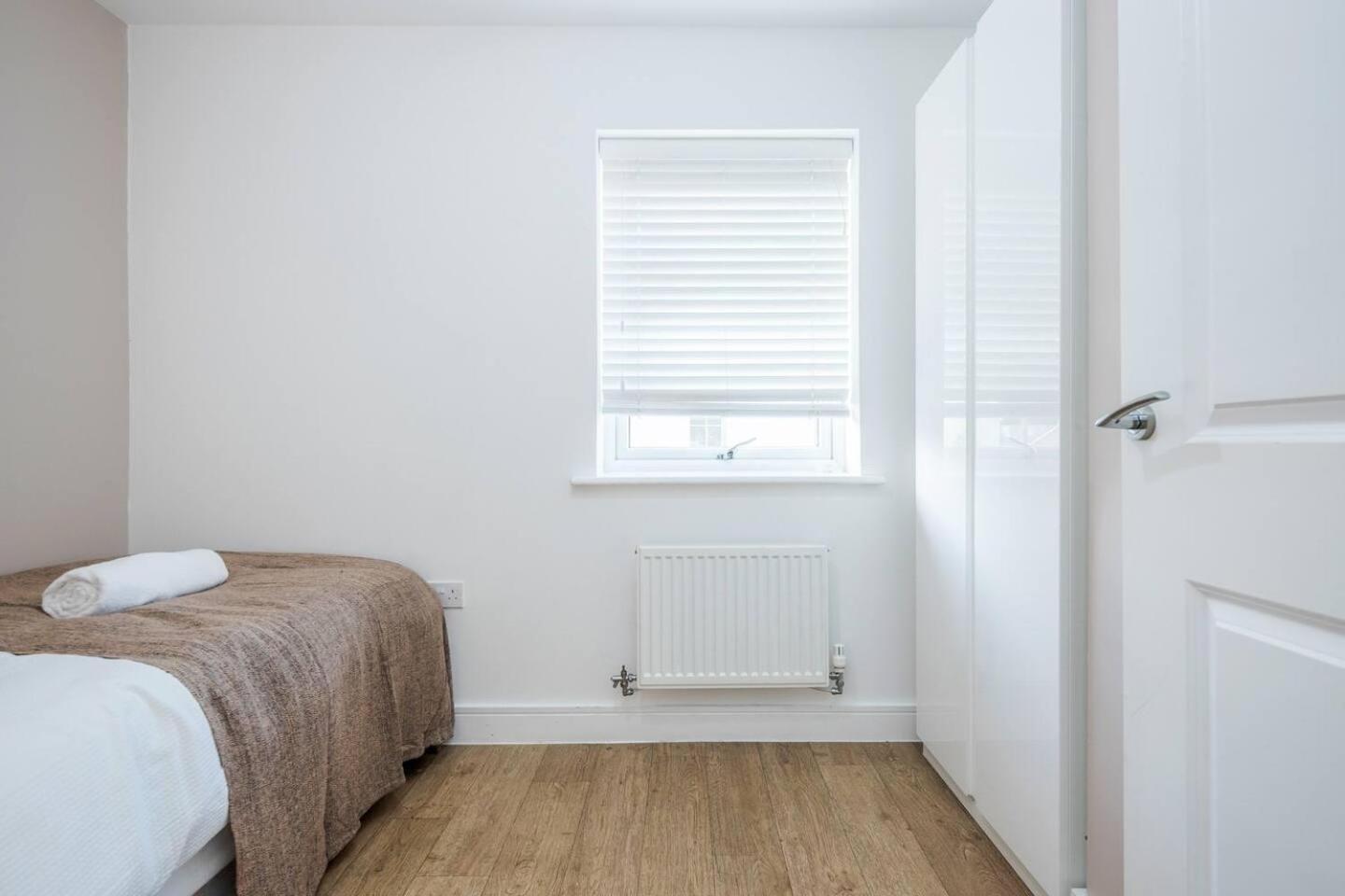TMS Cheerful 5BDR house! Thurrock! Free Parking! view 3