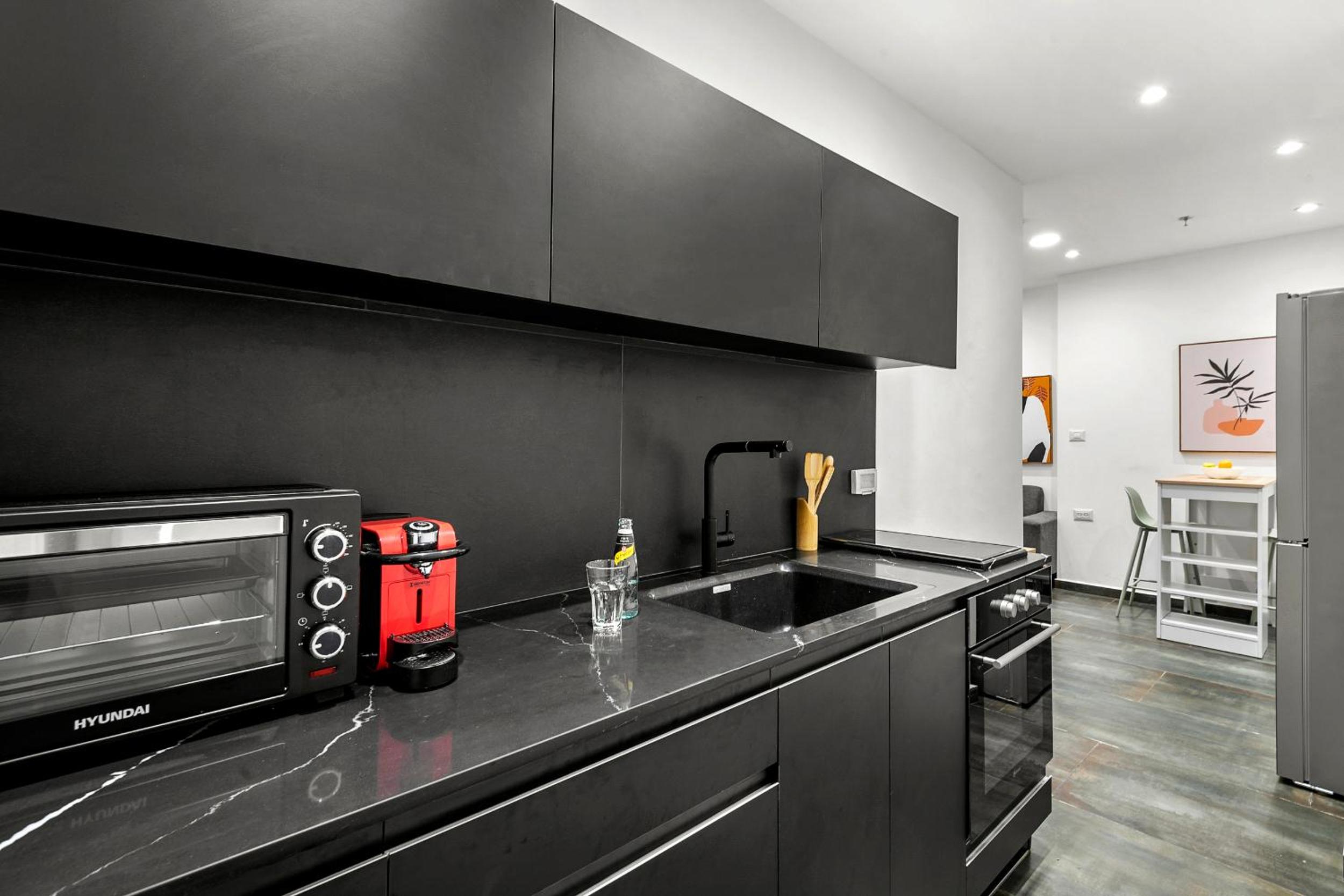 Modern Renovated 1BR Apt with Bomb Shelter, Beach & Central TLV M2 view 4