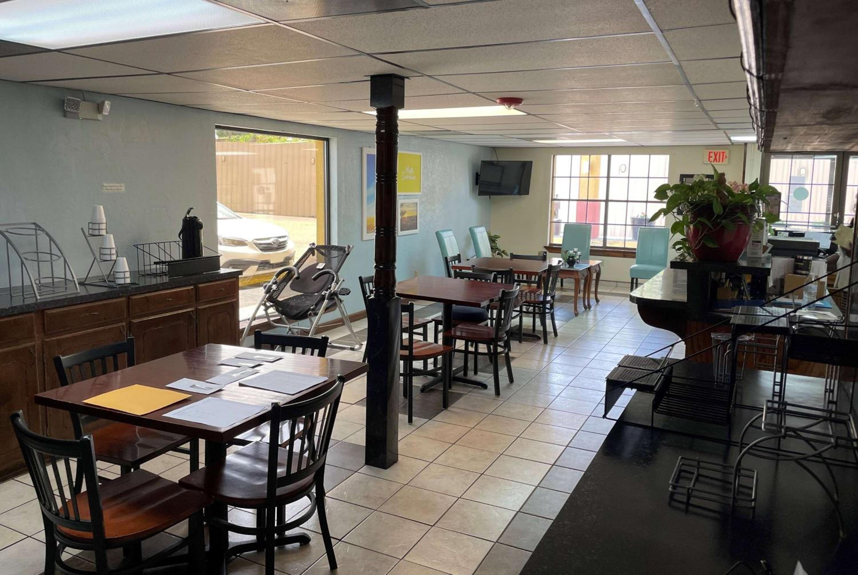 Marshall Vacations - Days Inn  Suites by Wyndham Marshall - Property Image 17