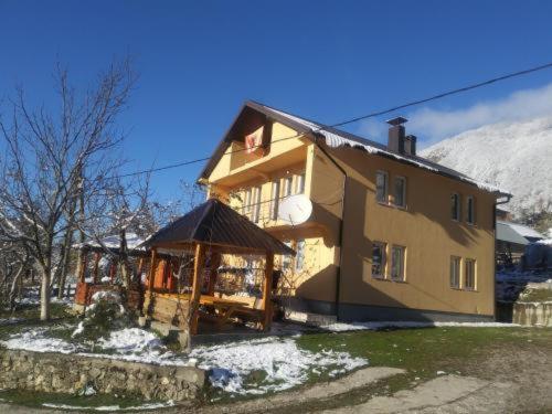 Photo 33
