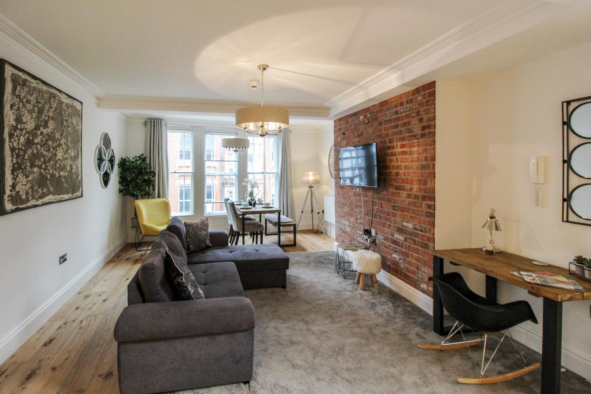 Spacious, Elegant City Centre Apartment with FREE WIFI view 3
