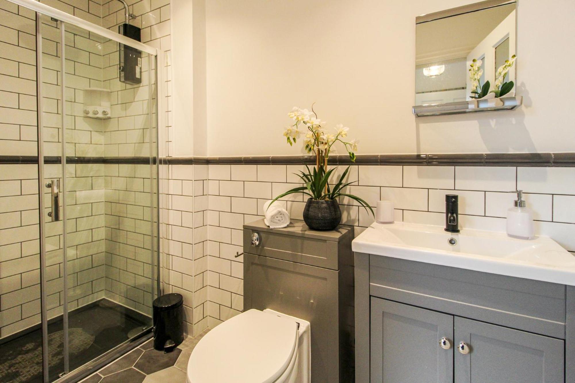 Spacious, Elegant City Centre Apartment with FREE WIFI view 5
