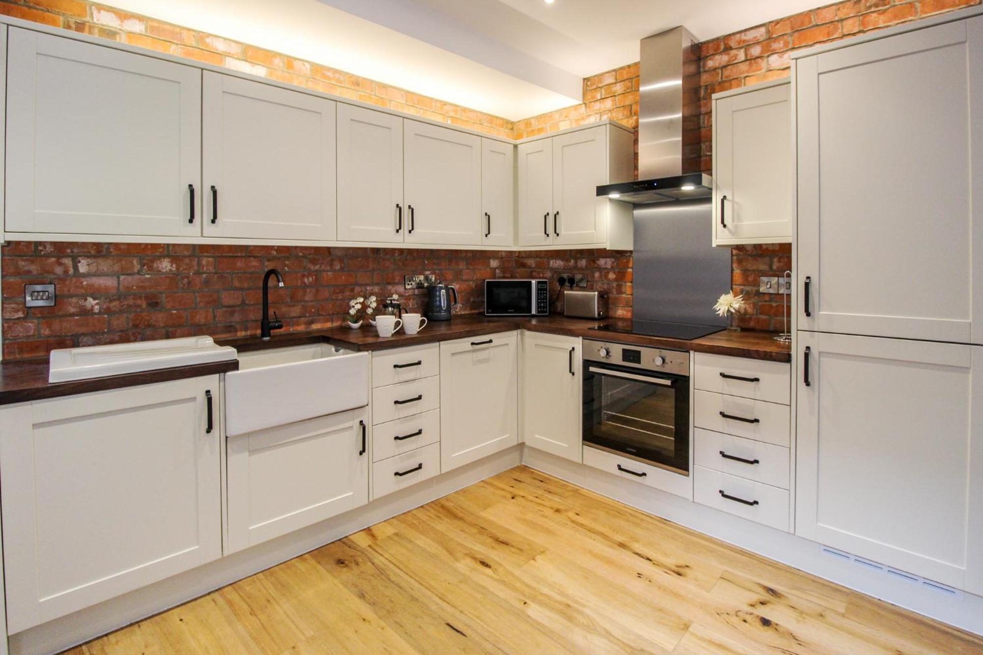 Spacious, Elegant City Centre Apartment with FREE WIFI view 2