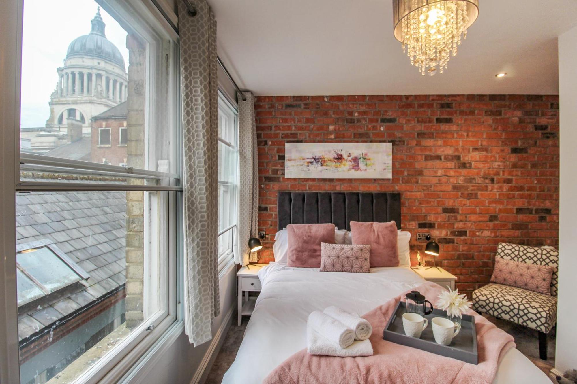 Spacious, Elegant City Centre Apartment with FREE WIFI view 4