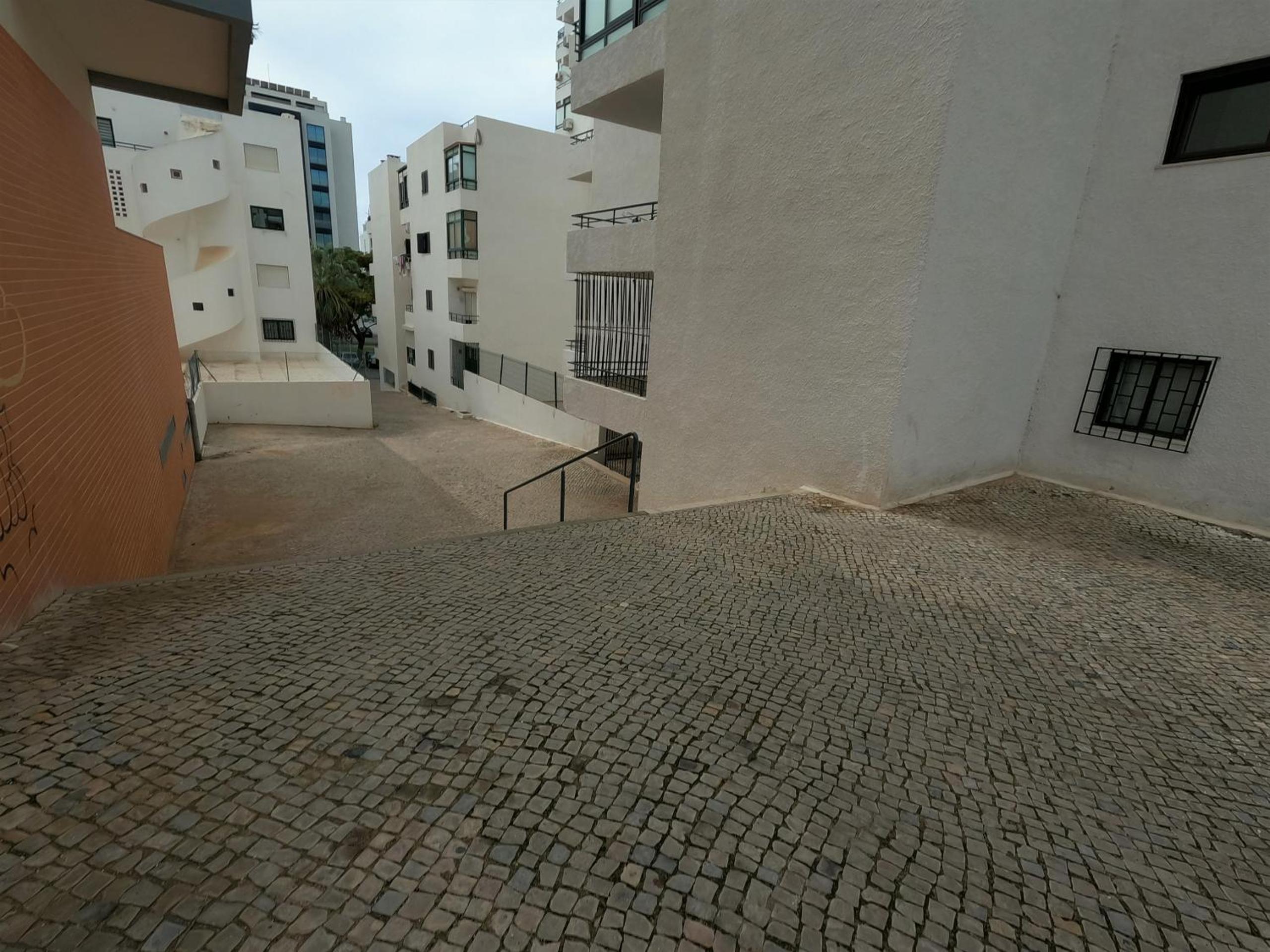 Algarve, modern T1 apartment with balcony, Quarteira view 3