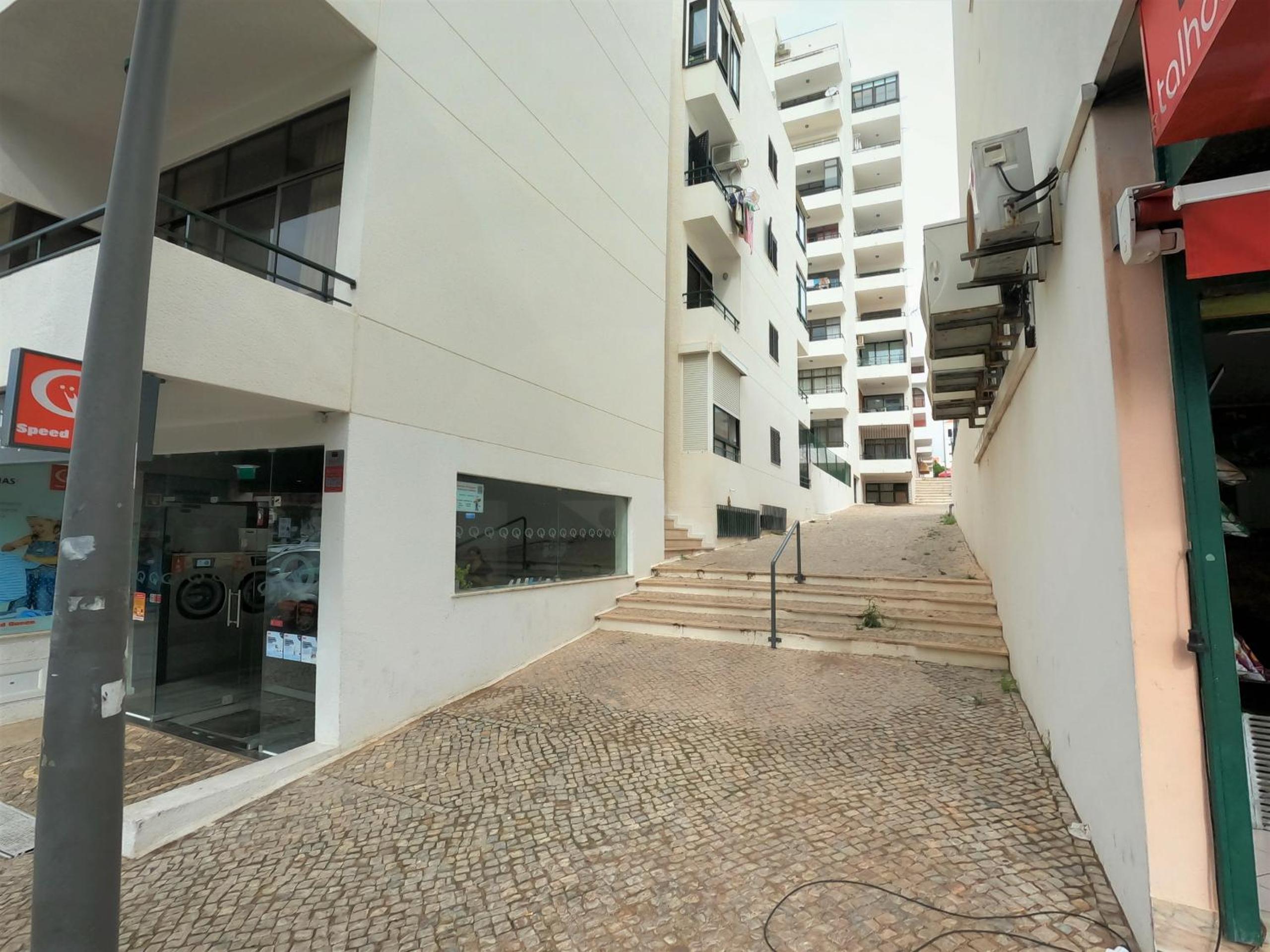 Algarve, modern T1 apartment with balcony, Quarteira view 4
