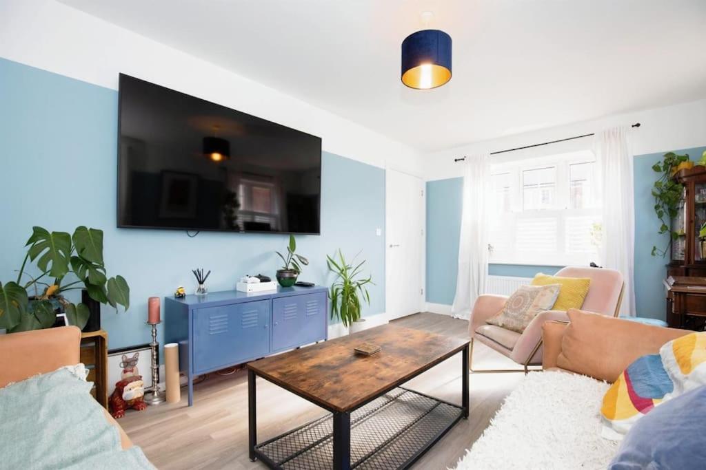 Sleeps 8, off-road parking for 3 cars, pet friendly, welcome hamper 5