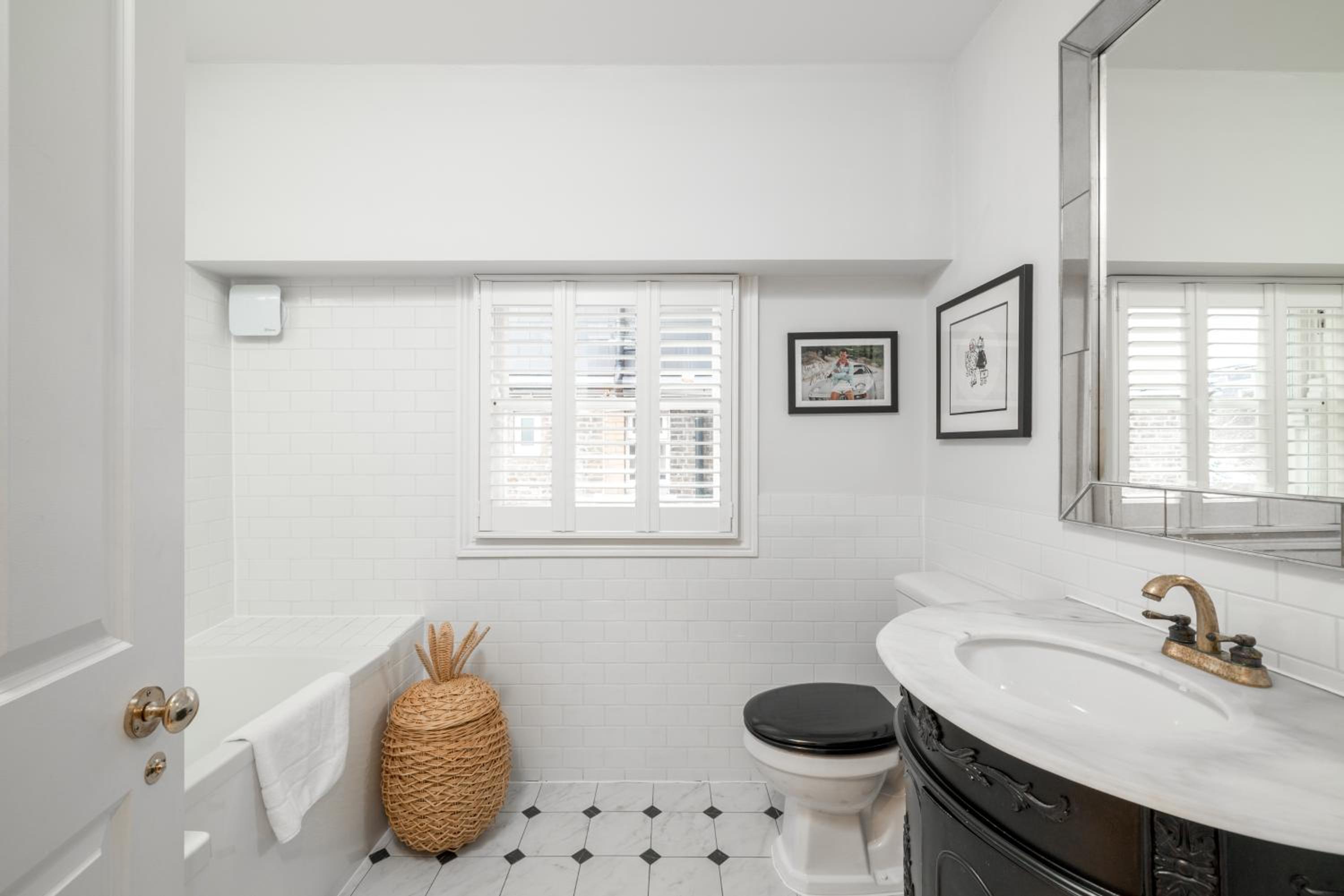 JOIVY Splendid 4 bed, 4 bath house with garden, Shepherds Bush