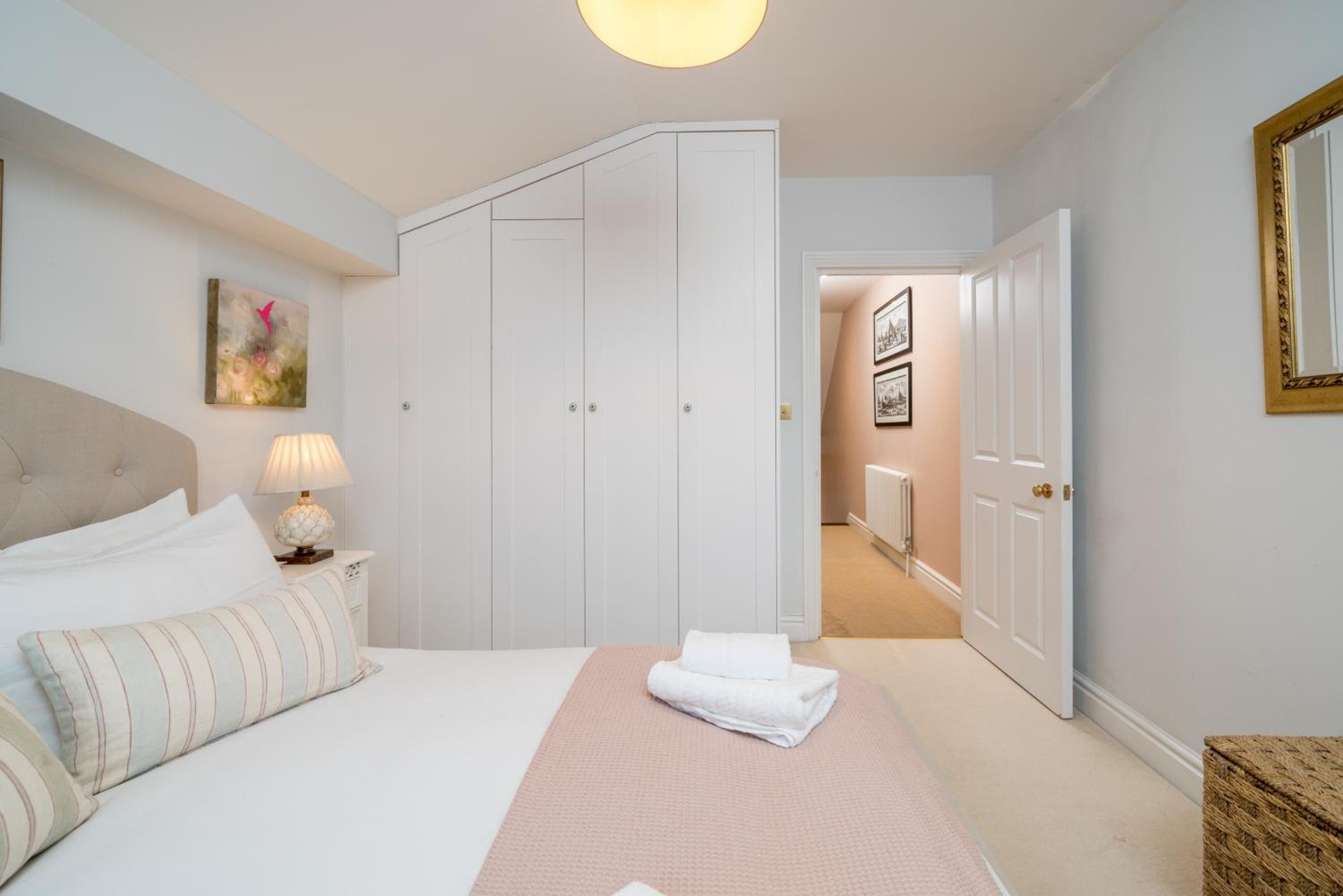 JOIVY Splendid 4 bed, 4 bath house with garden, Shepherds Bush