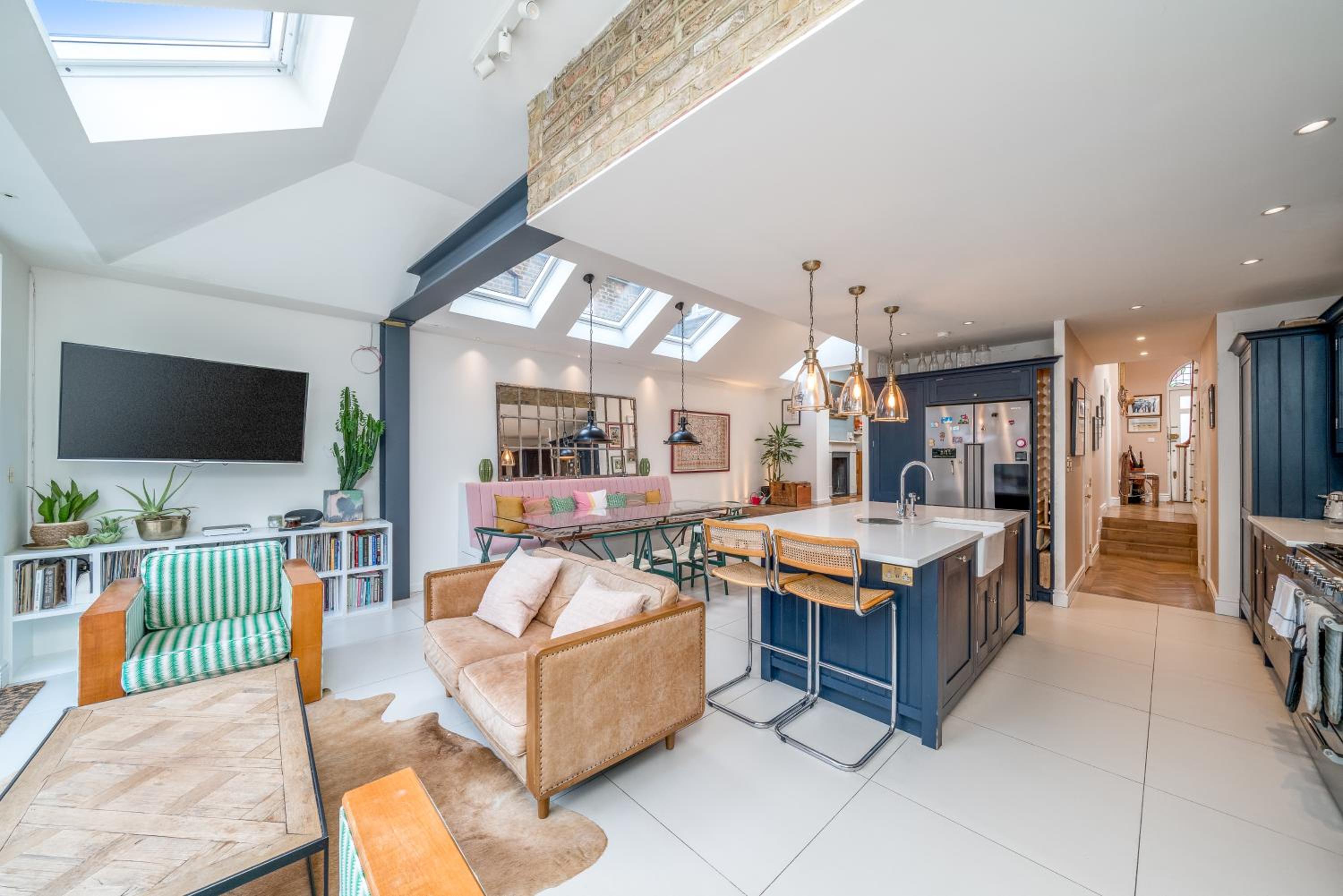 JOIVY Splendid 4 bed, 4 bath house with garden, Shepherds Bush
