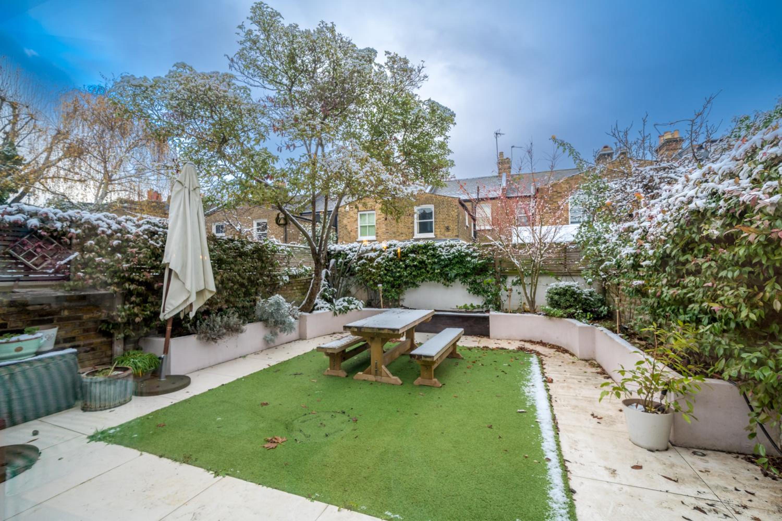 JOIVY Splendid 4 bed, 4 bath house with garden, Shepherds Bush