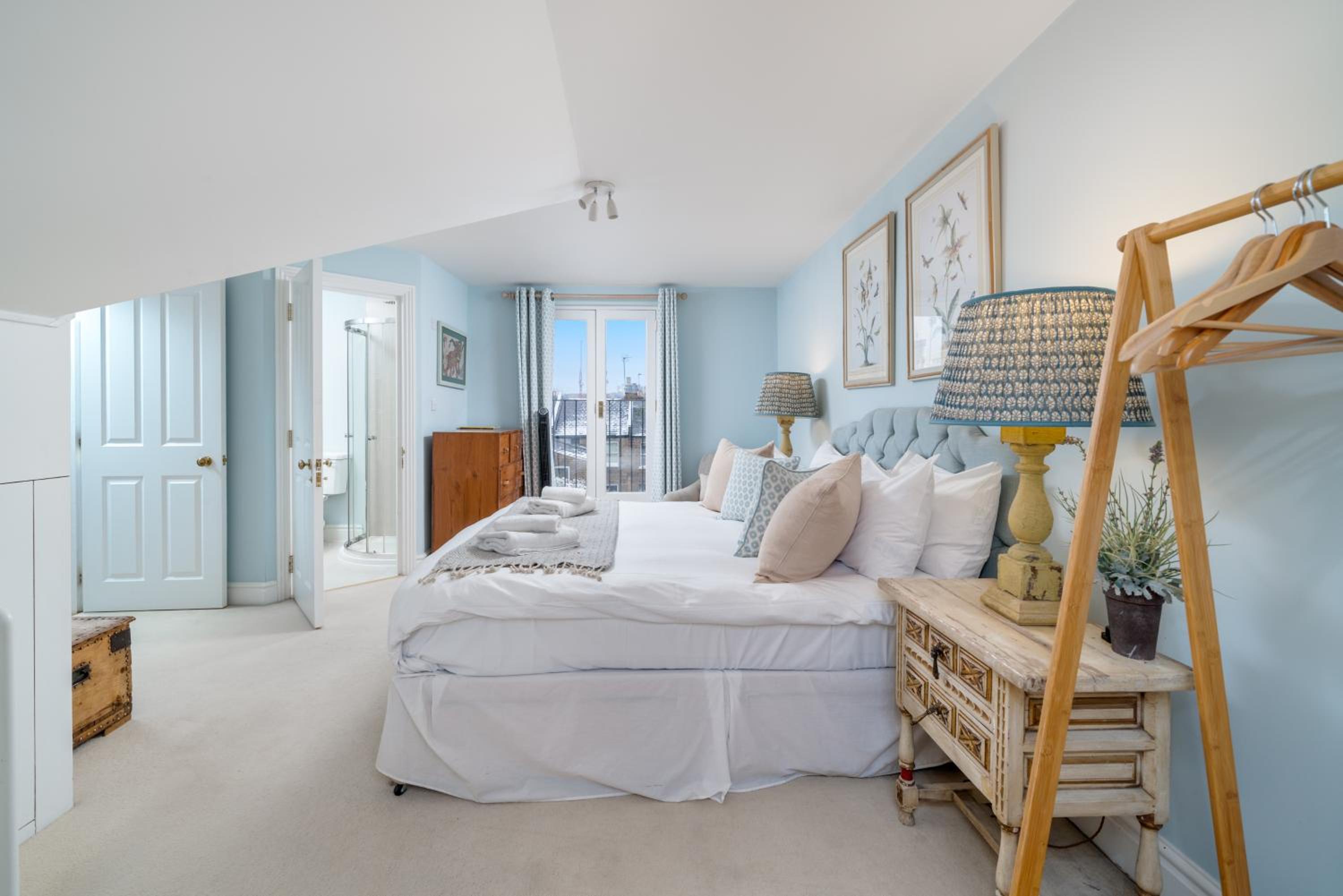 JOIVY Splendid 4 bed, 4 bath house with garden, Shepherds Bush