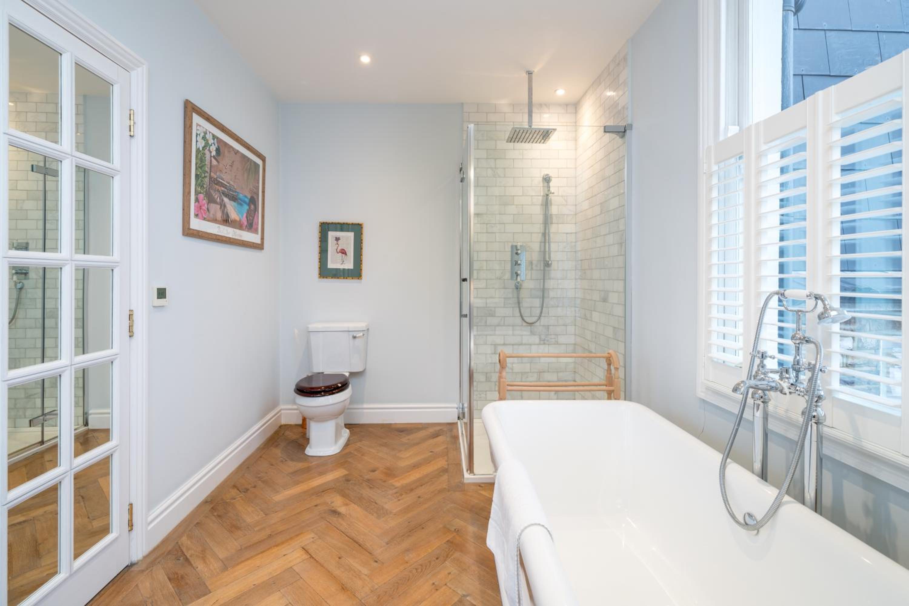 JOIVY Splendid 4 bed, 4 bath house with garden, Shepherds Bush