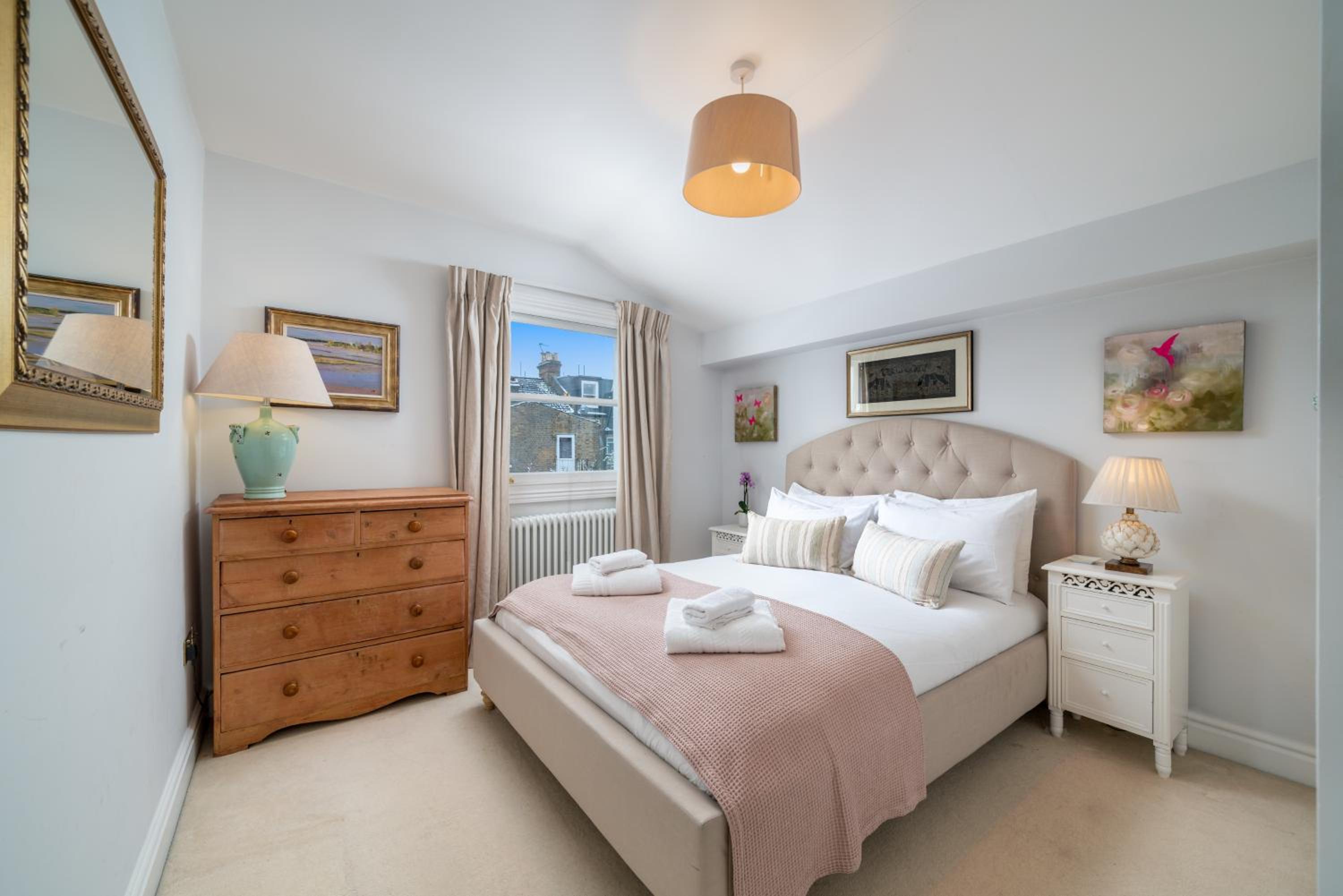 JOIVY Splendid 4 bed, 4 bath house with garden, Shepherds Bush