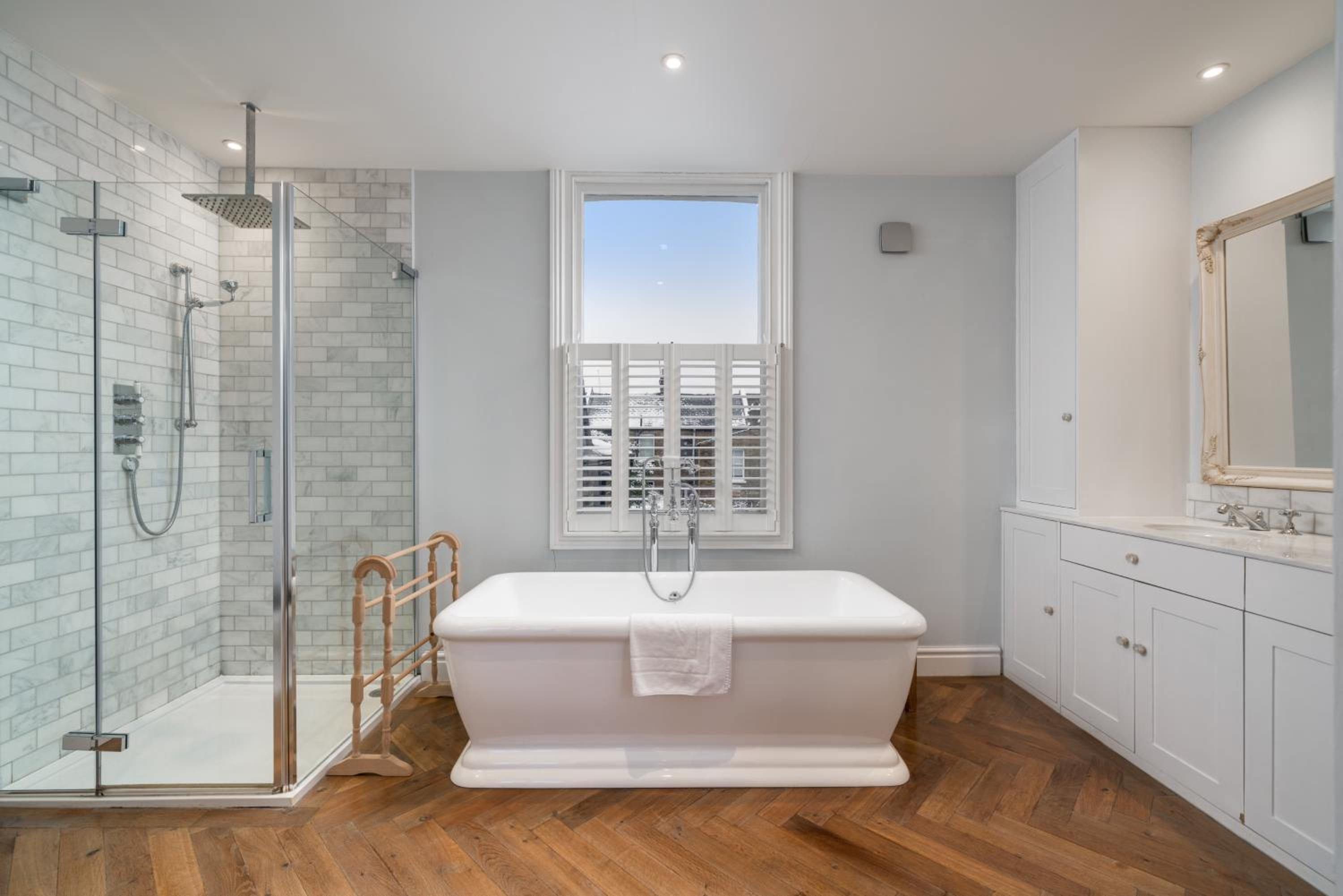 JOIVY Splendid 4 bed, 4 bath house with garden, Shepherds Bush