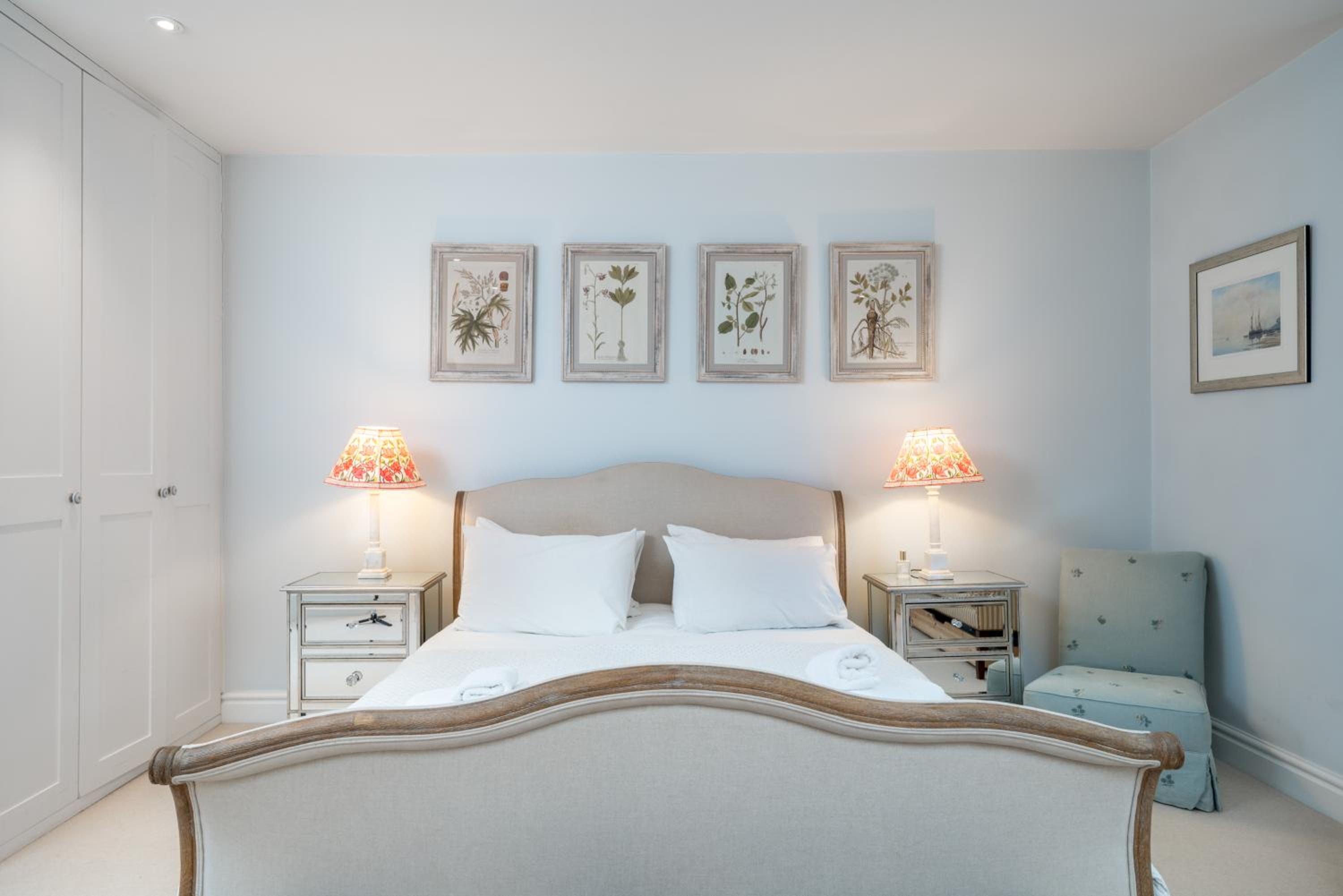 JOIVY Splendid 4 bed, 4 bath house with garden, Shepherds Bush