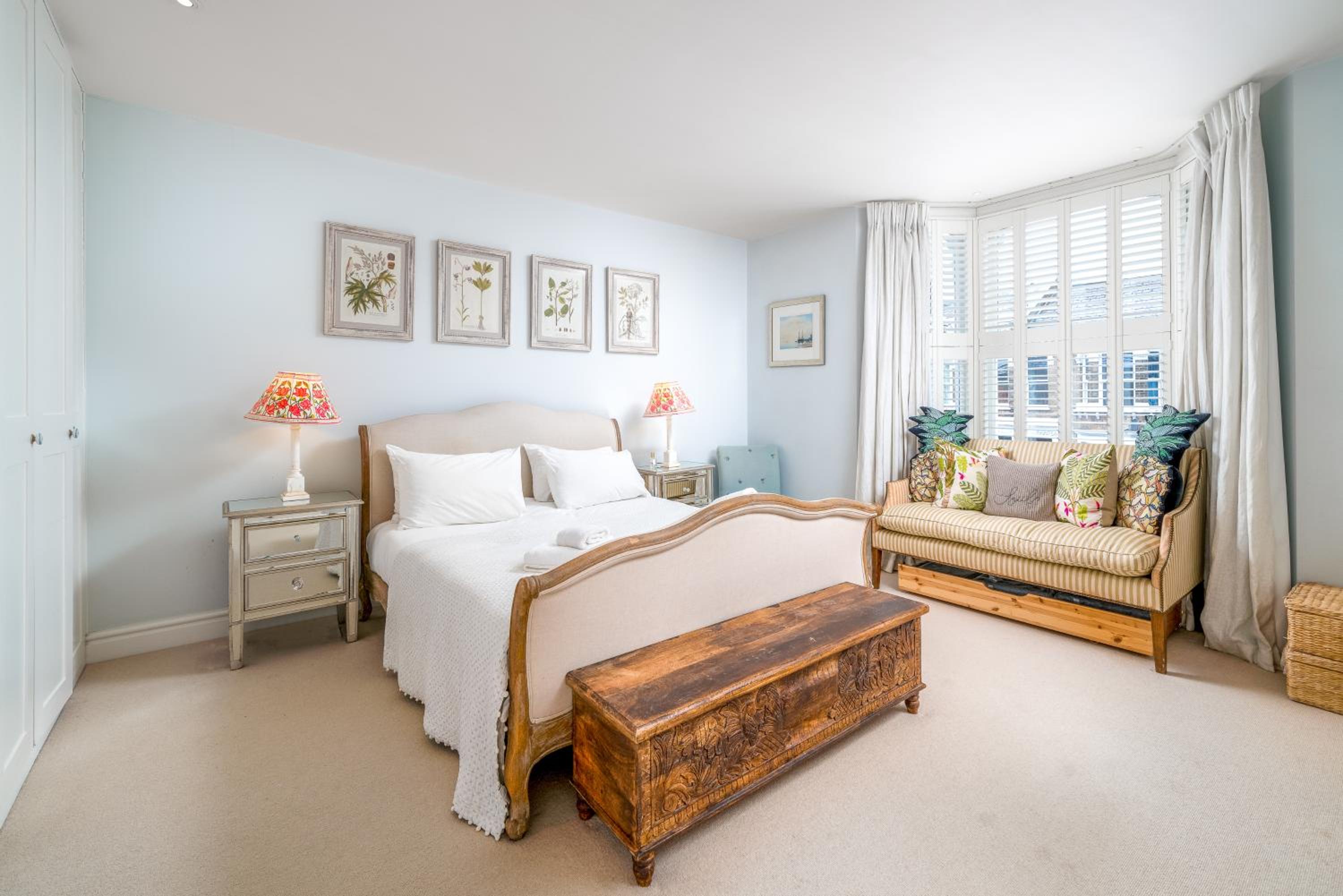 JOIVY Splendid 4 bed, 4 bath house with garden, Shepherds Bush