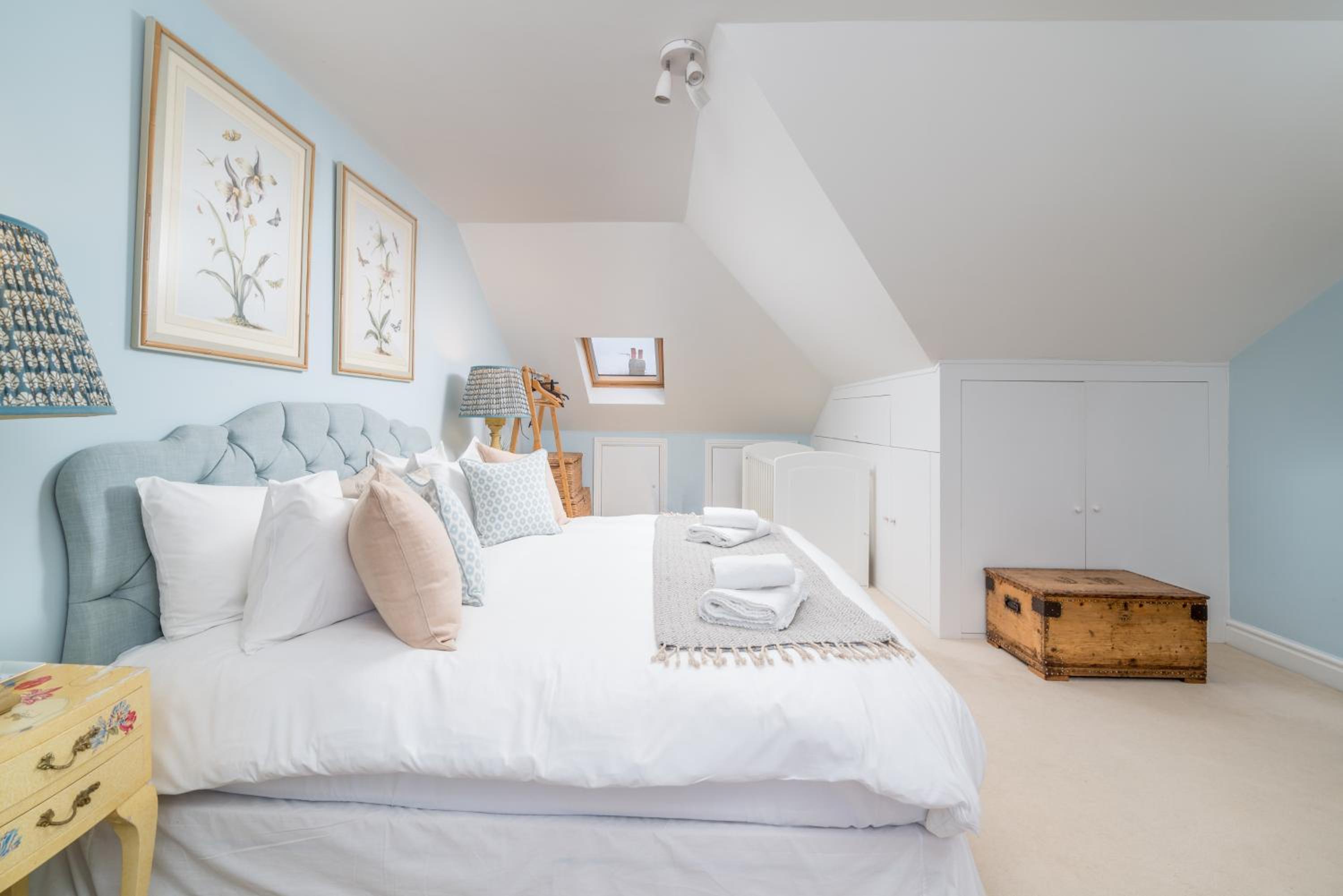 JOIVY Splendid 4 bed, 4 bath house with garden, Shepherds Bush
