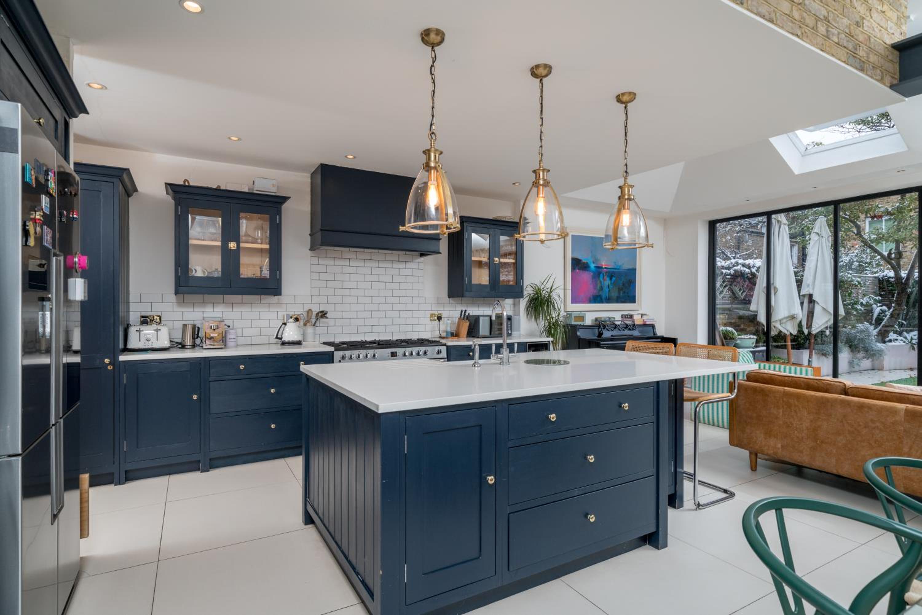 JOIVY Splendid 4 bed, 4 bath house with garden, Shepherds Bush