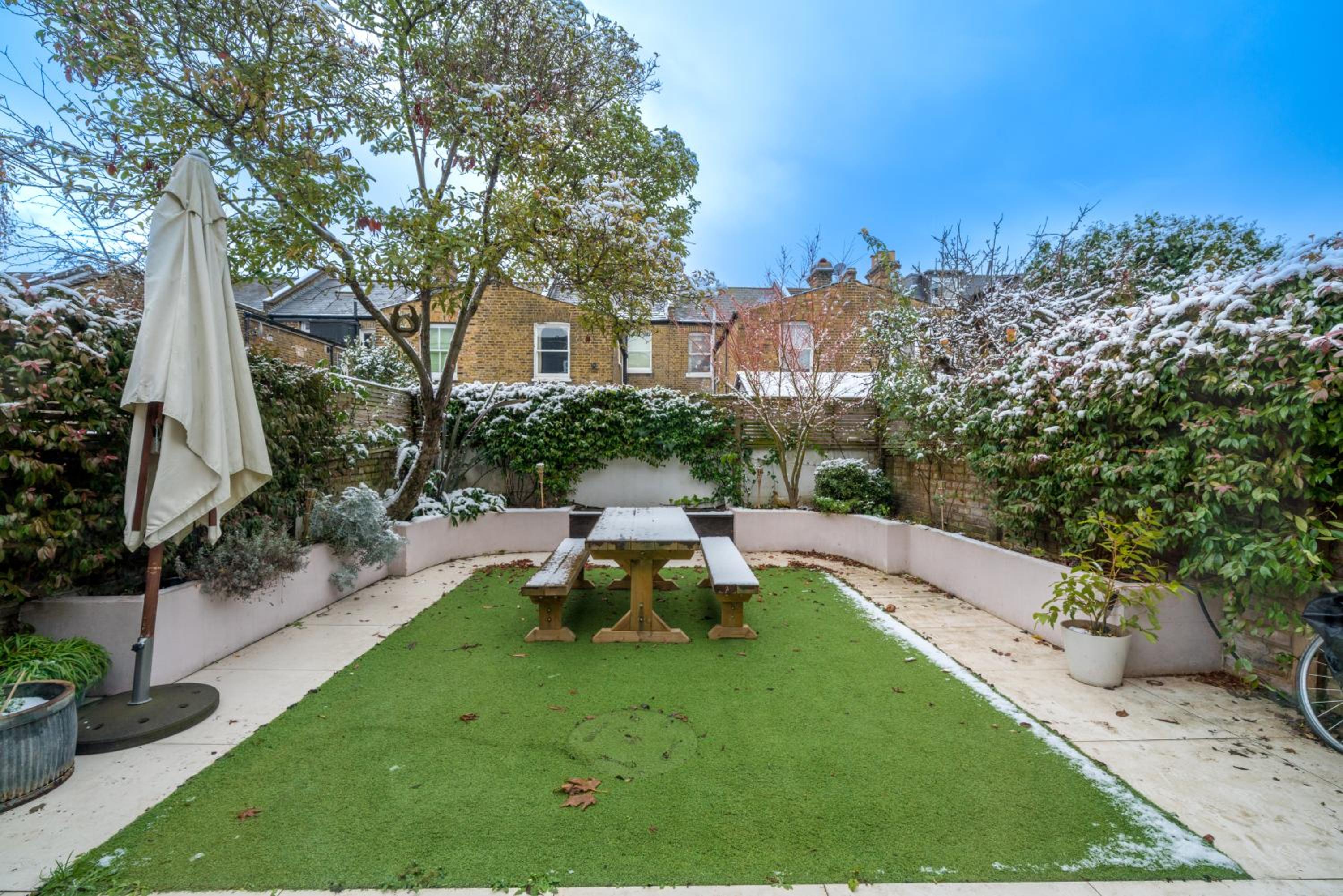 JOIVY Splendid 4 bed, 4 bath house with garden, Shepherds Bush