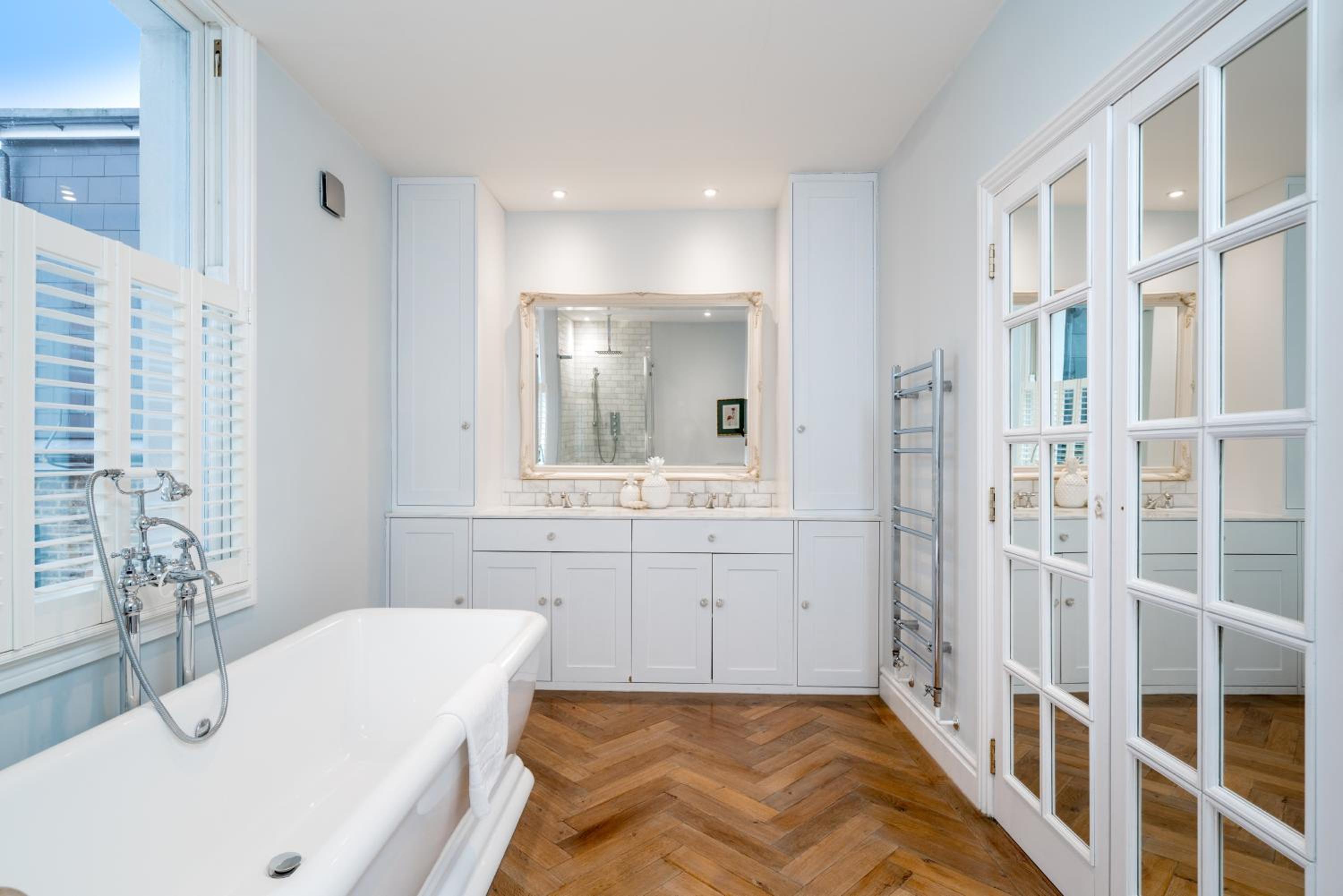 JOIVY Splendid 4 bed, 4 bath house with garden, Shepherds Bush