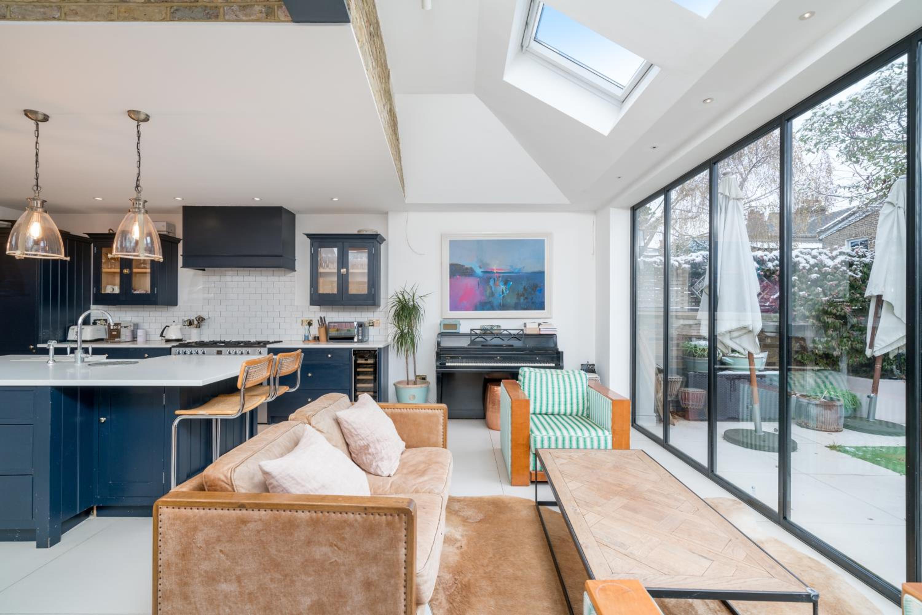 JOIVY Splendid 4 bed, 4 bath house with garden, Shepherds Bush