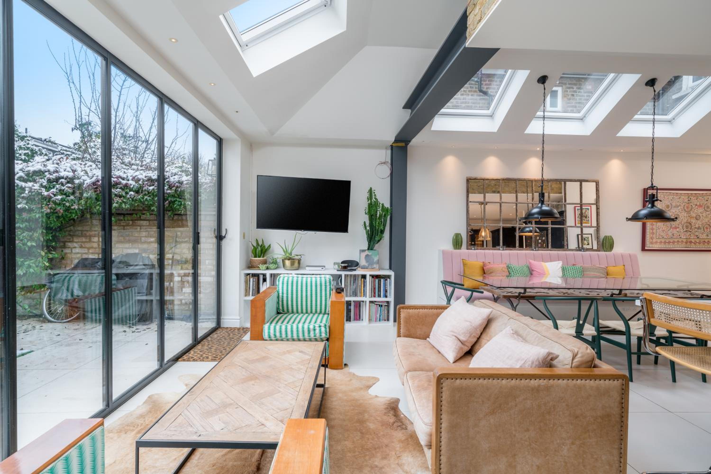 JOIVY Splendid 4 bed, 4 bath house with garden, Shepherds Bush