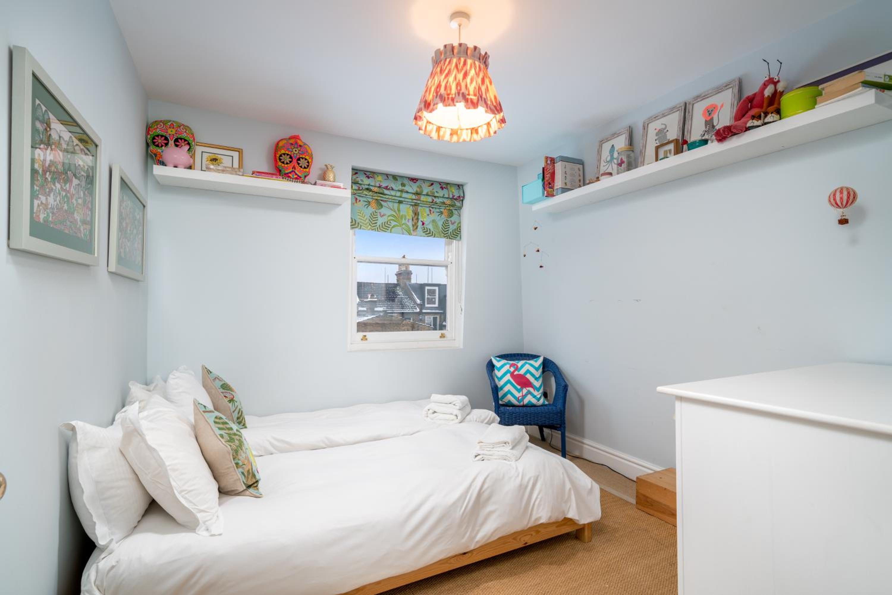JOIVY Splendid 4 bed, 4 bath house with garden, Shepherds Bush