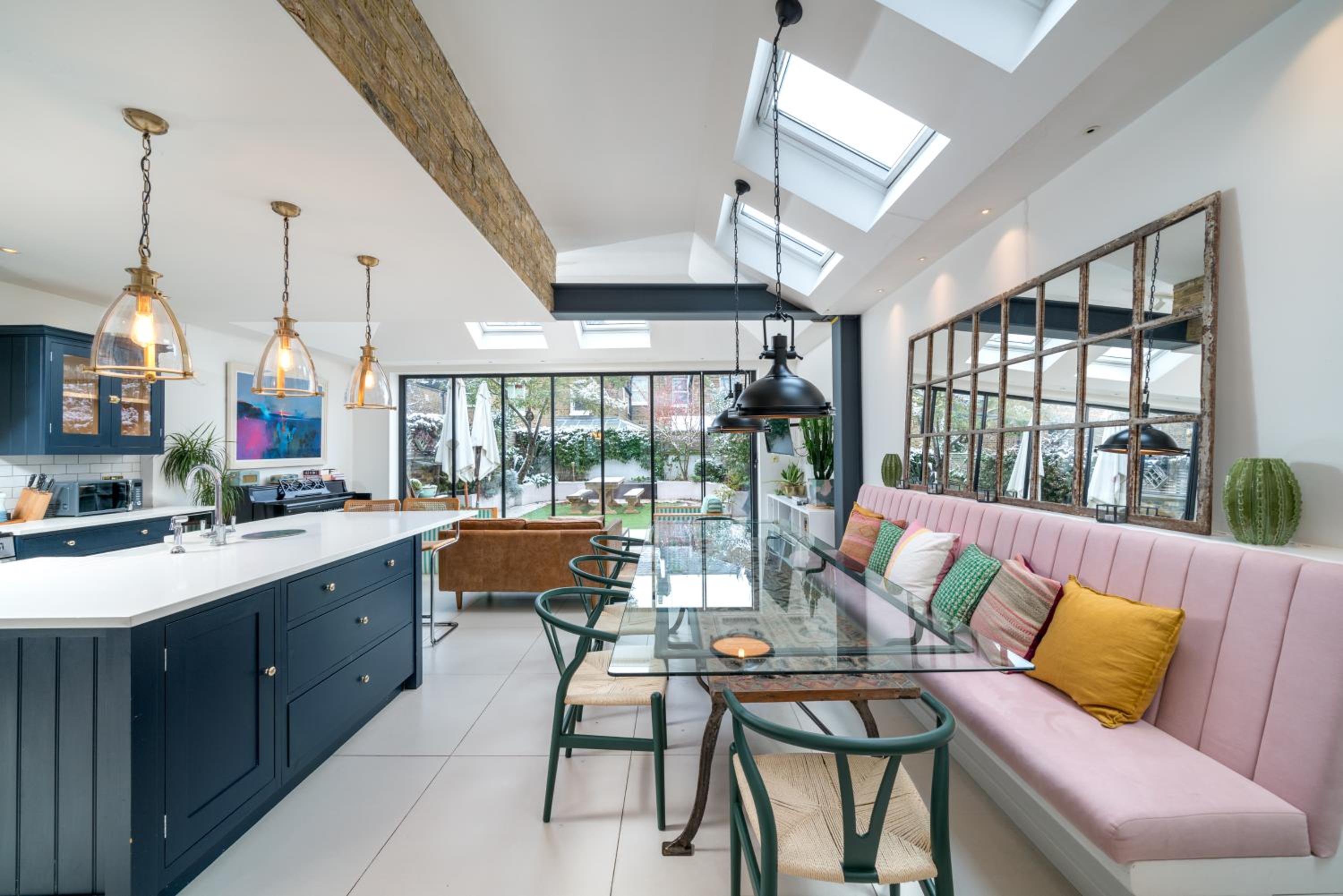 JOIVY Splendid 4 bed, 4 bath house with garden, Shepherds Bush