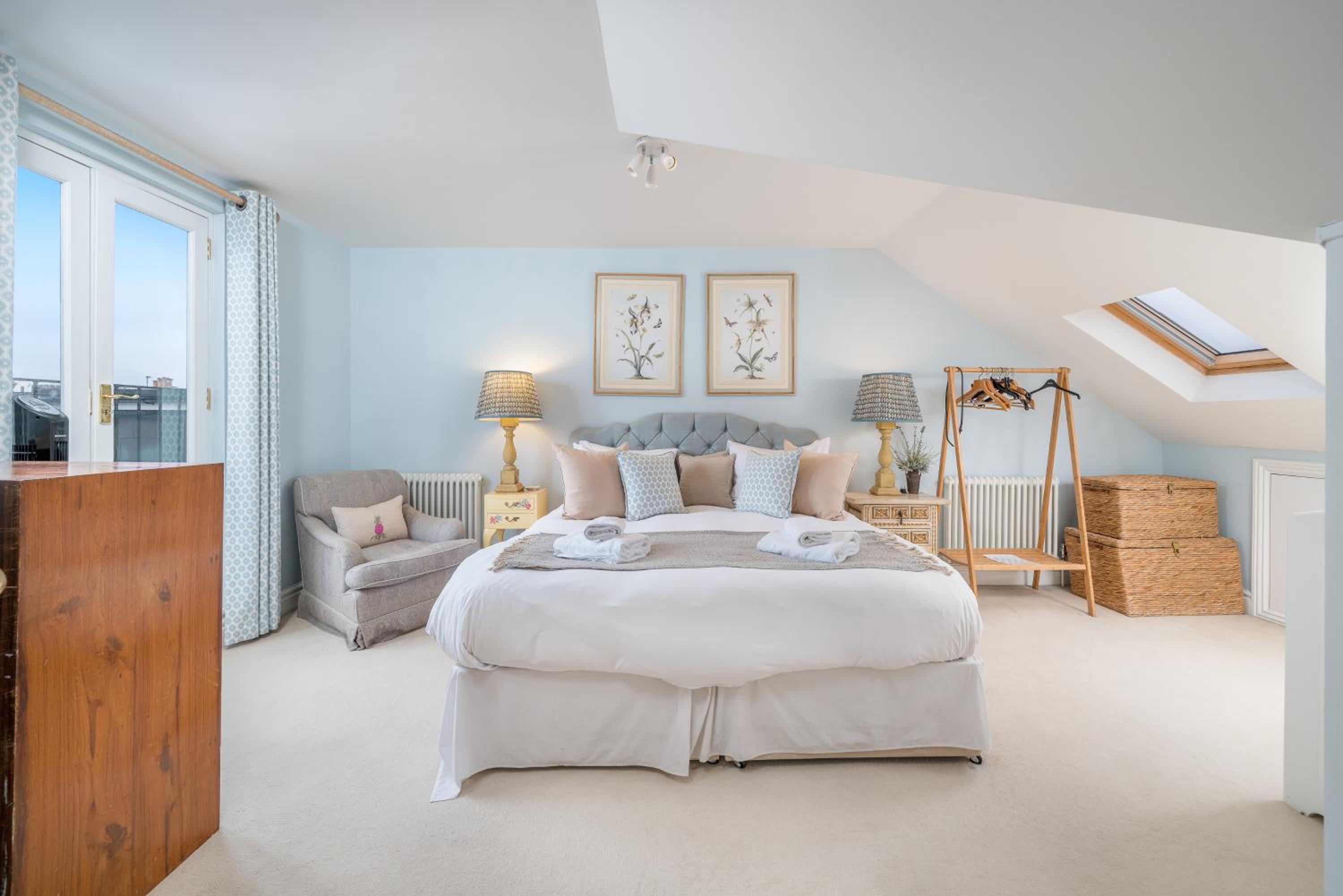 JOIVY Splendid 4 bed, 4 bath house with garden, Shepherds Bush