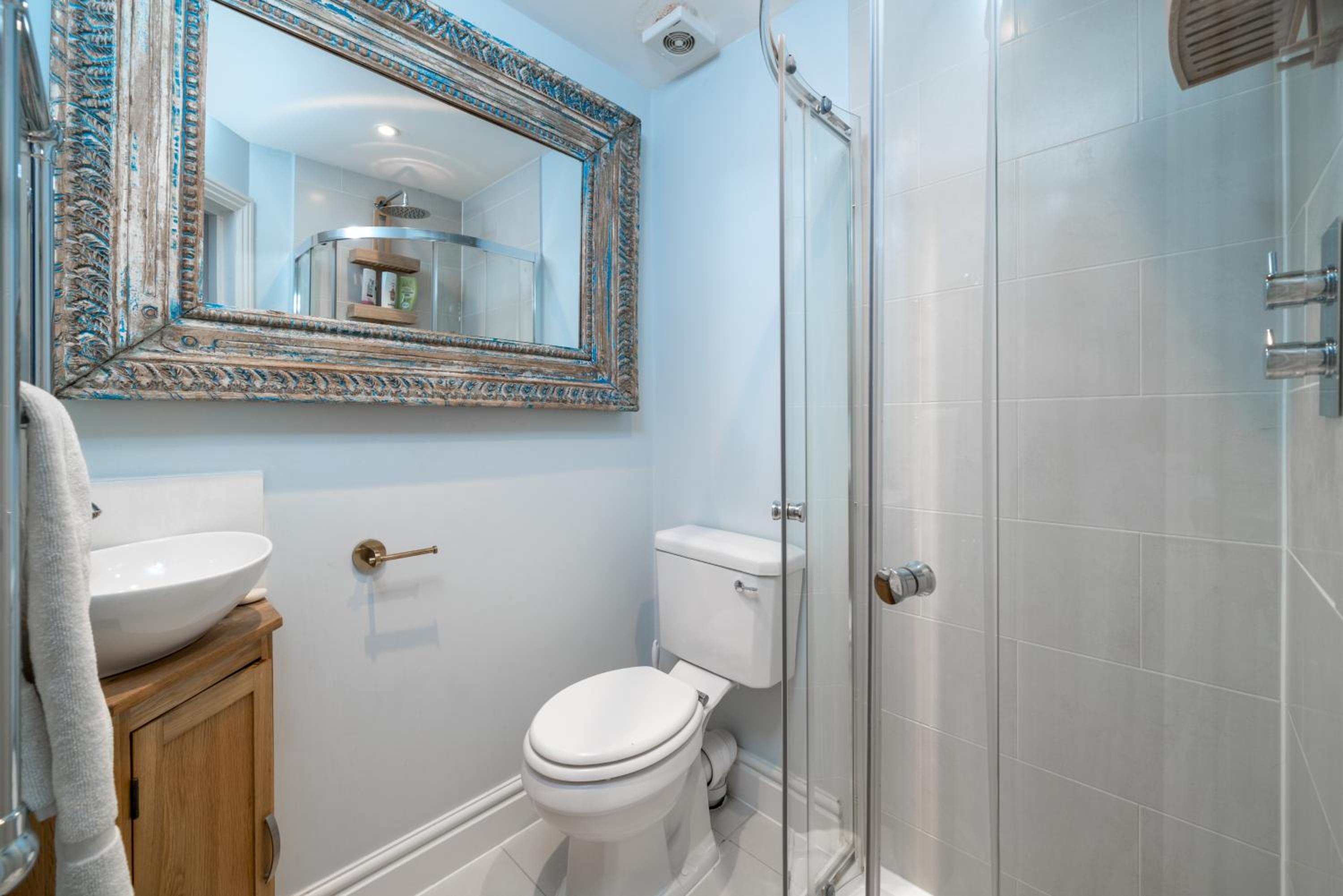JOIVY Splendid 4 bed, 4 bath house with garden, Shepherds Bush