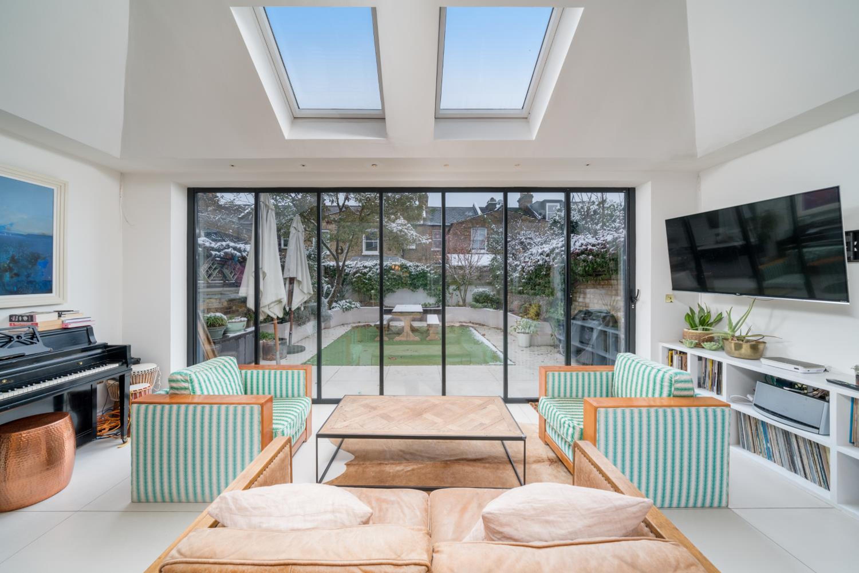 JOIVY Splendid 4 bed, 4 bath house with garden, Shepherds Bush