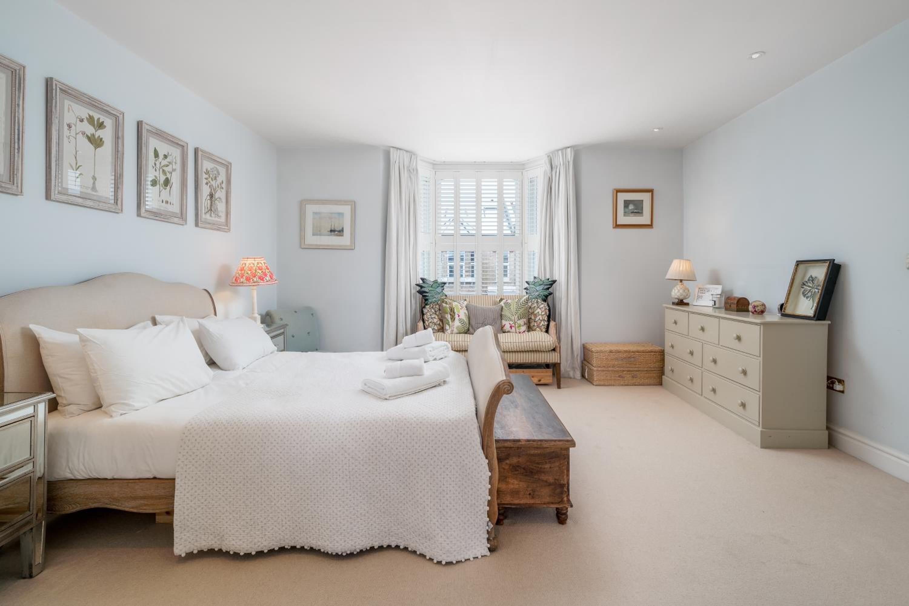 JOIVY Splendid 4 bed, 4 bath house with garden, Shepherds Bush