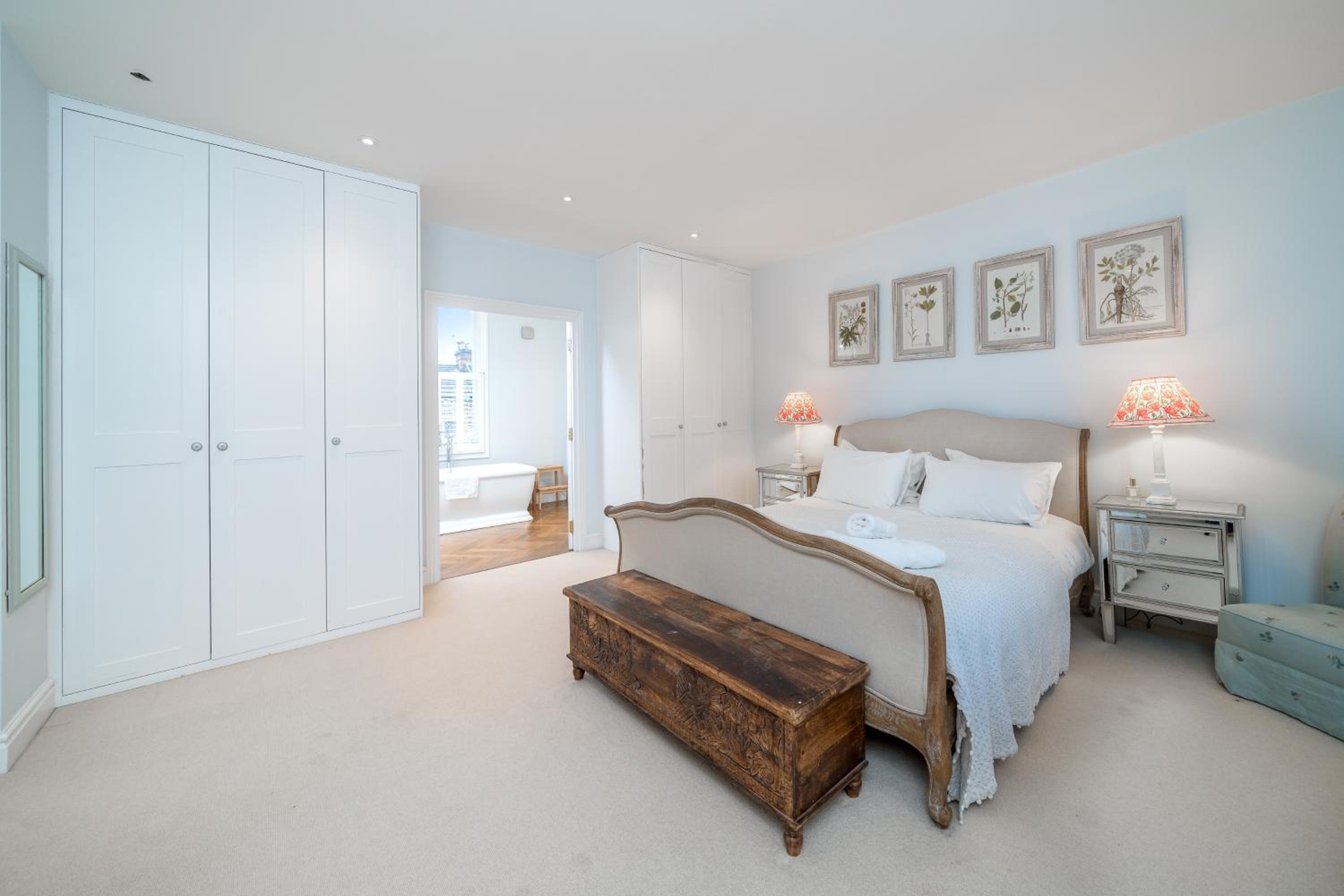 JOIVY Splendid 4 bed, 4 bath house with garden, Shepherds Bush