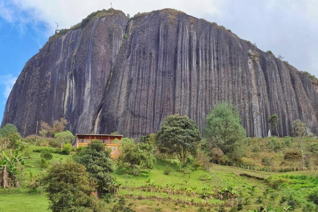 Descanso Bajo La Piedra Del Peñol