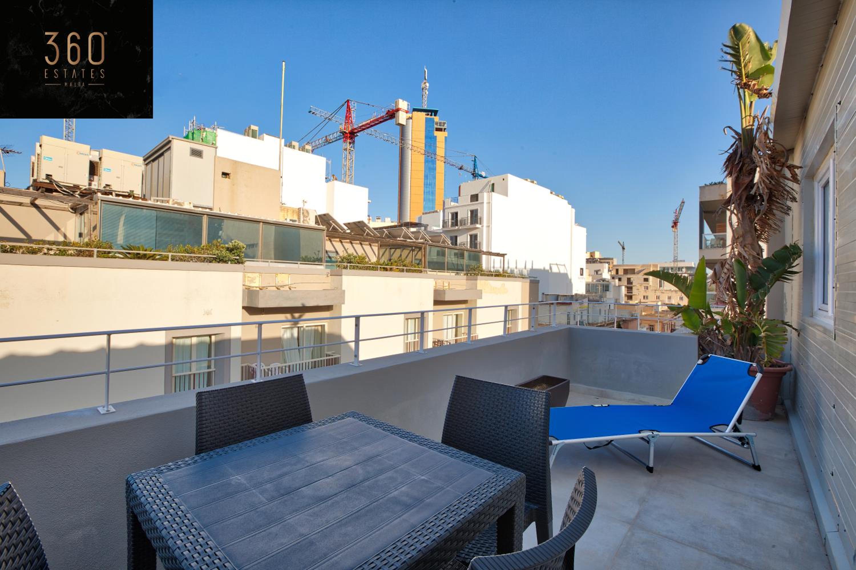 Studio Penthouse, close to clubs/Schools w/WIFI photo 2
