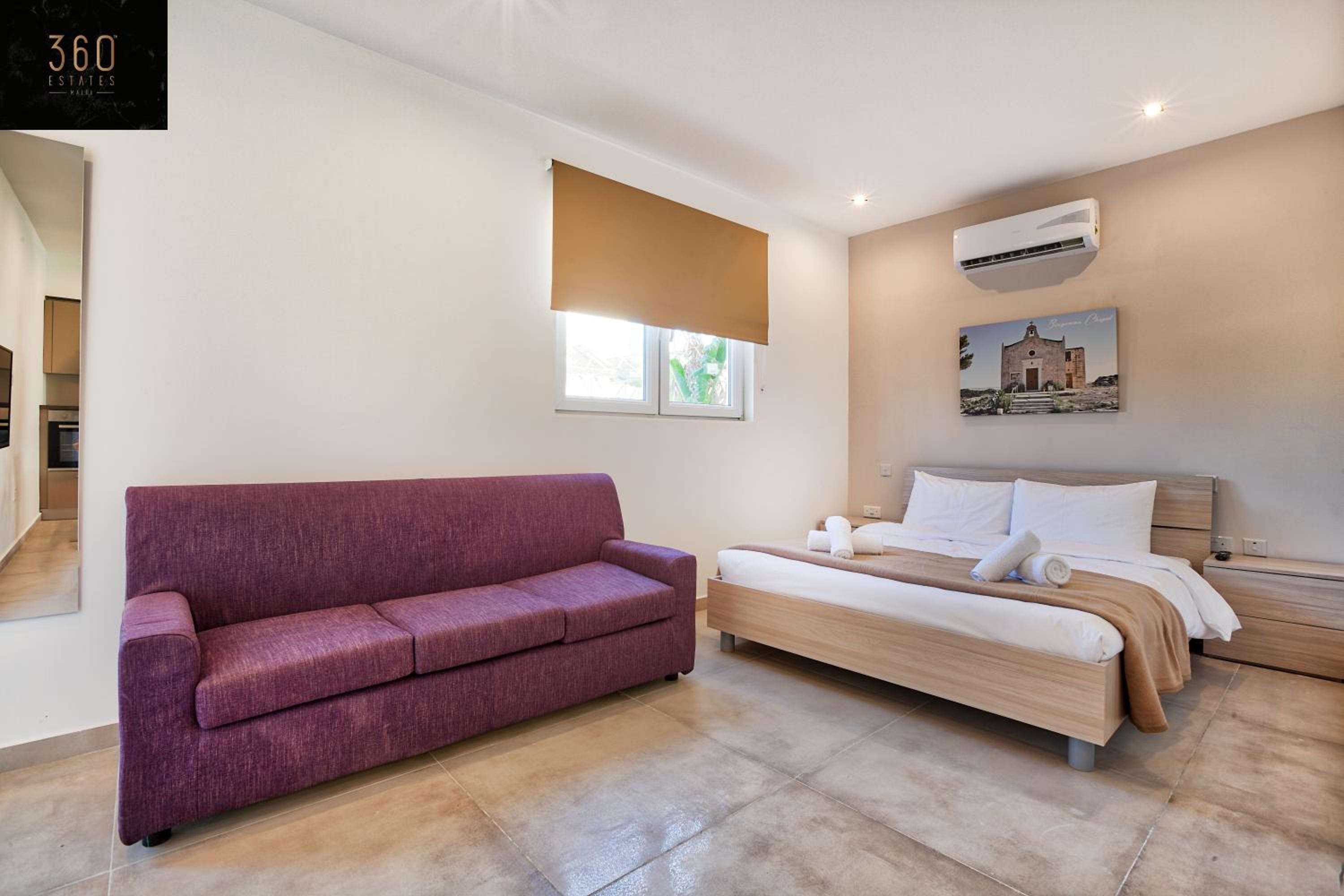 Studio Penthouse, close to clubs/Schools w/WIFI photo 5