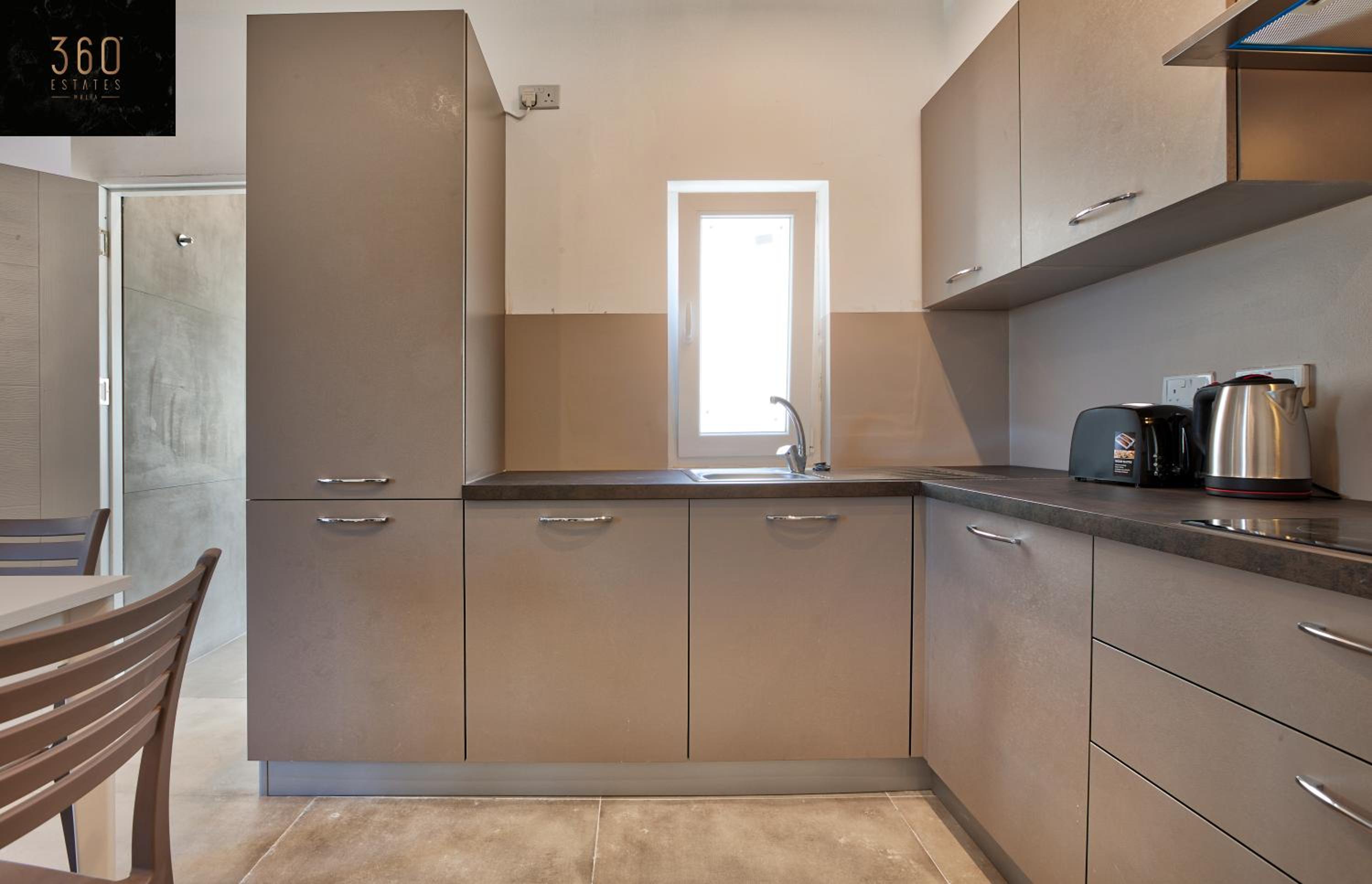 Studio Penthouse, close to clubs/Schools w/WIFI photo 3
