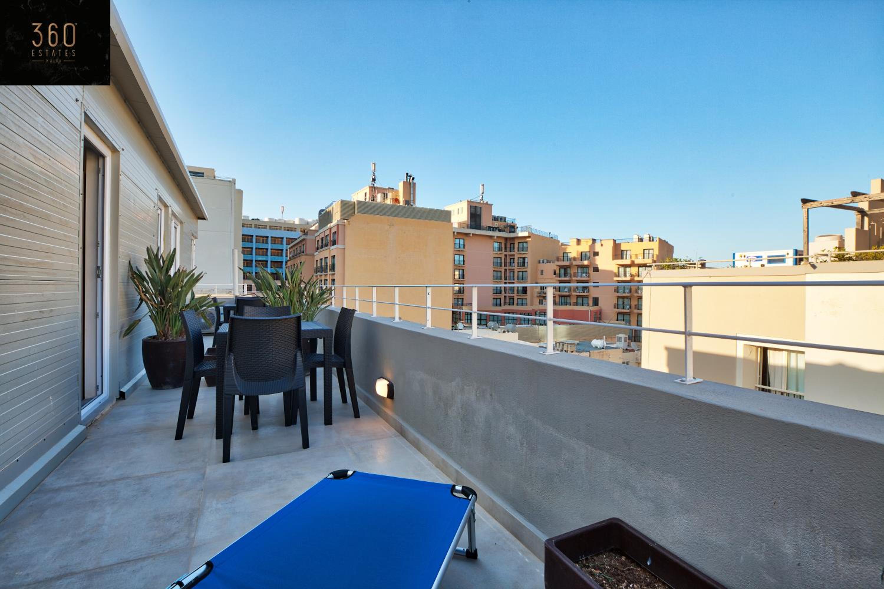 Studio Penthouse, close to clubs/Schools w/WIFI photo 4