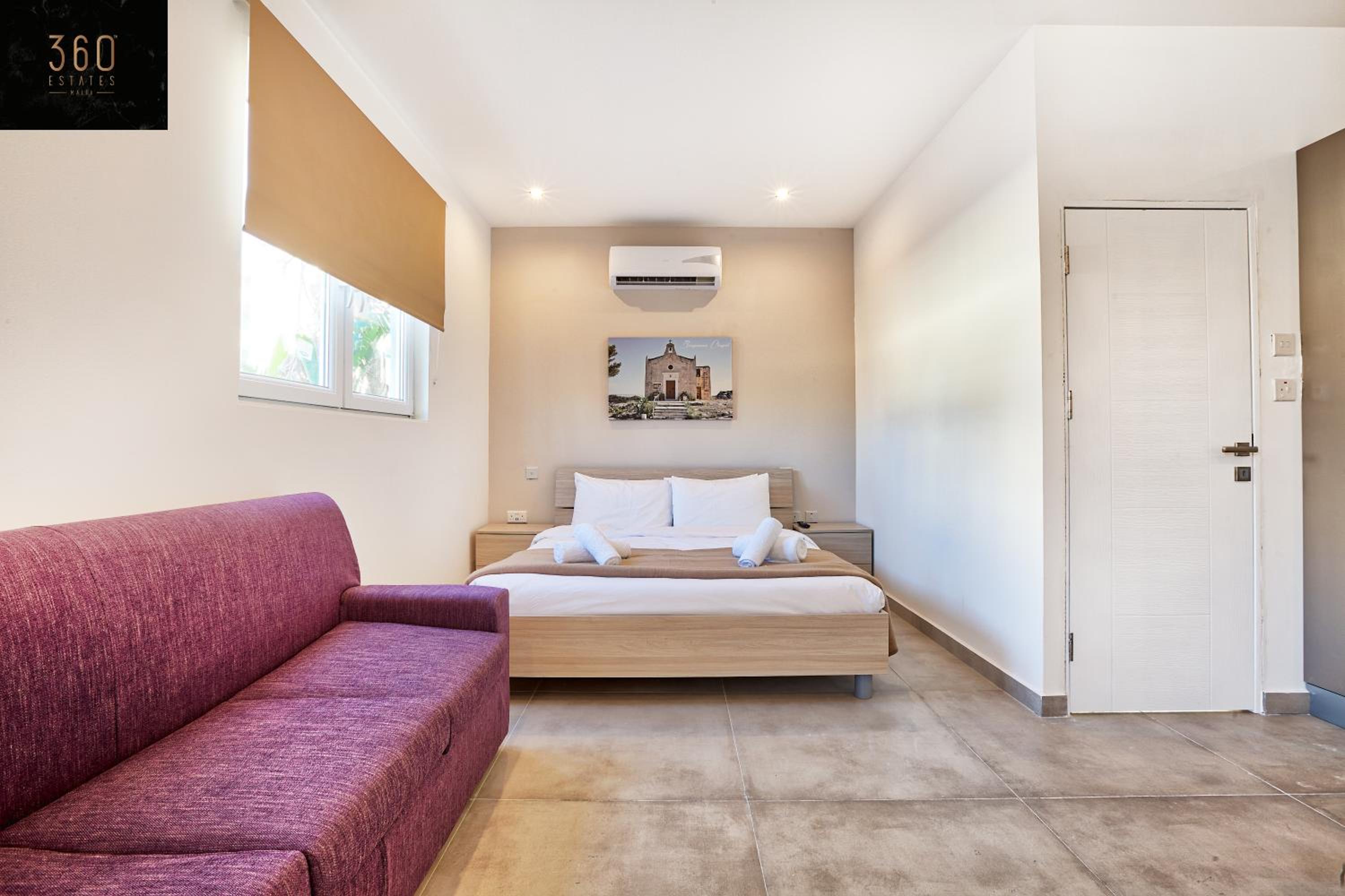 Studio Penthouse, close to clubs/Schools w/WIFI photo 5