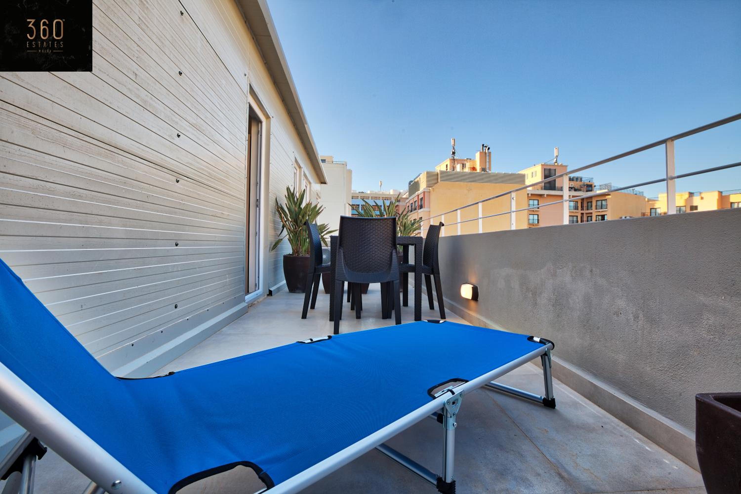 Studio Penthouse, close to clubs/Schools w/WIFI photo 3