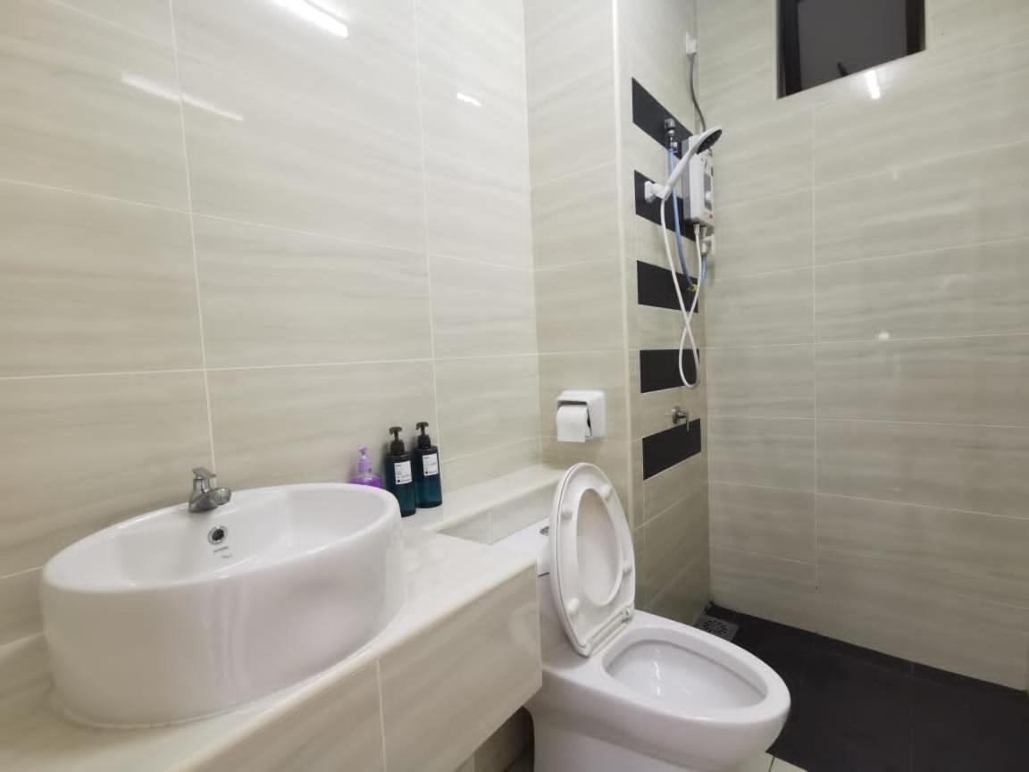 5 mins to MidValley Netflix 3Bedroom