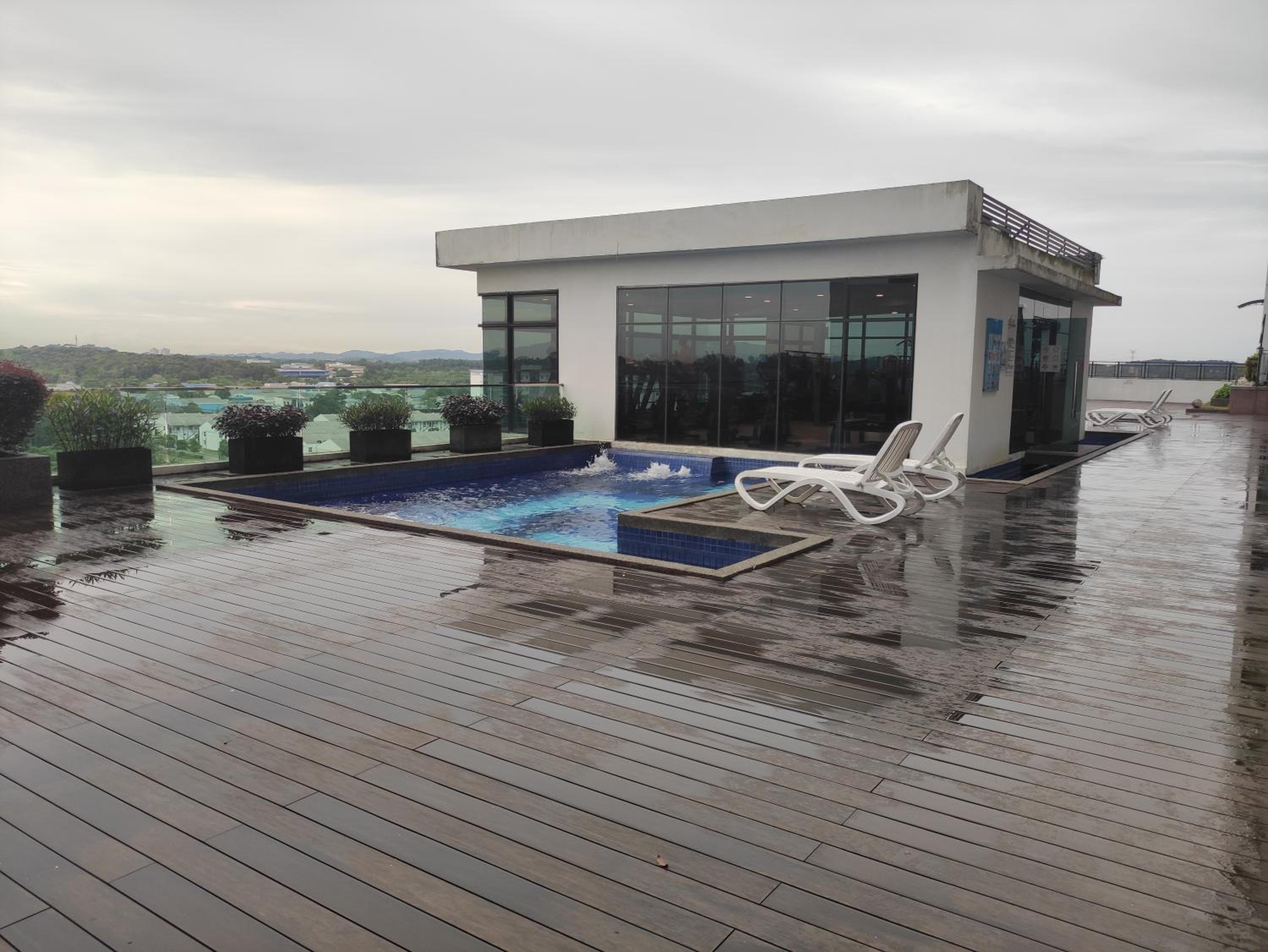 5 mins to MidValley Netflix 3Bedroom
