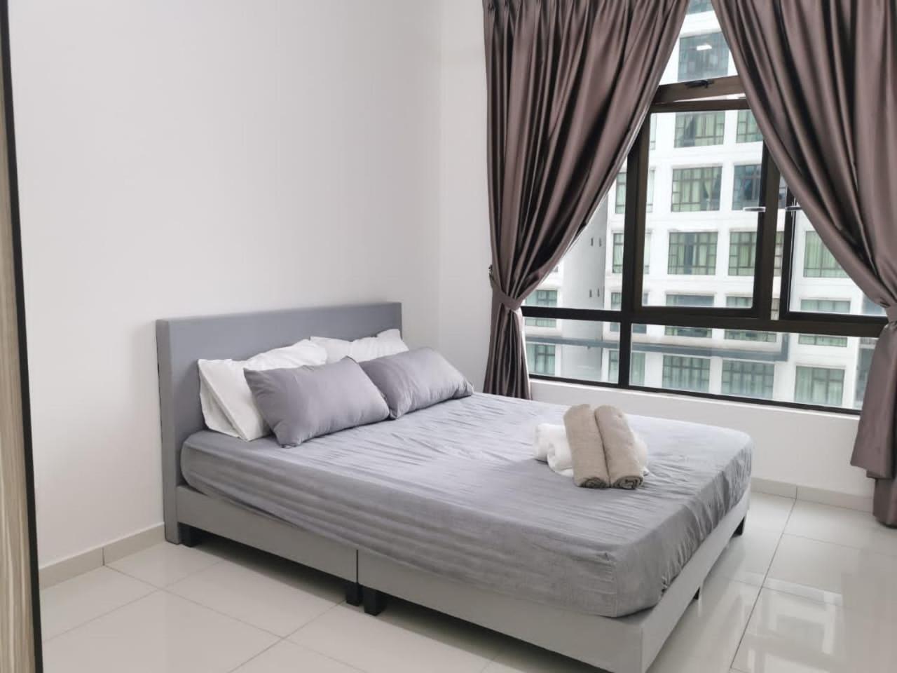 5 mins to MidValley Netflix 3Bedroom