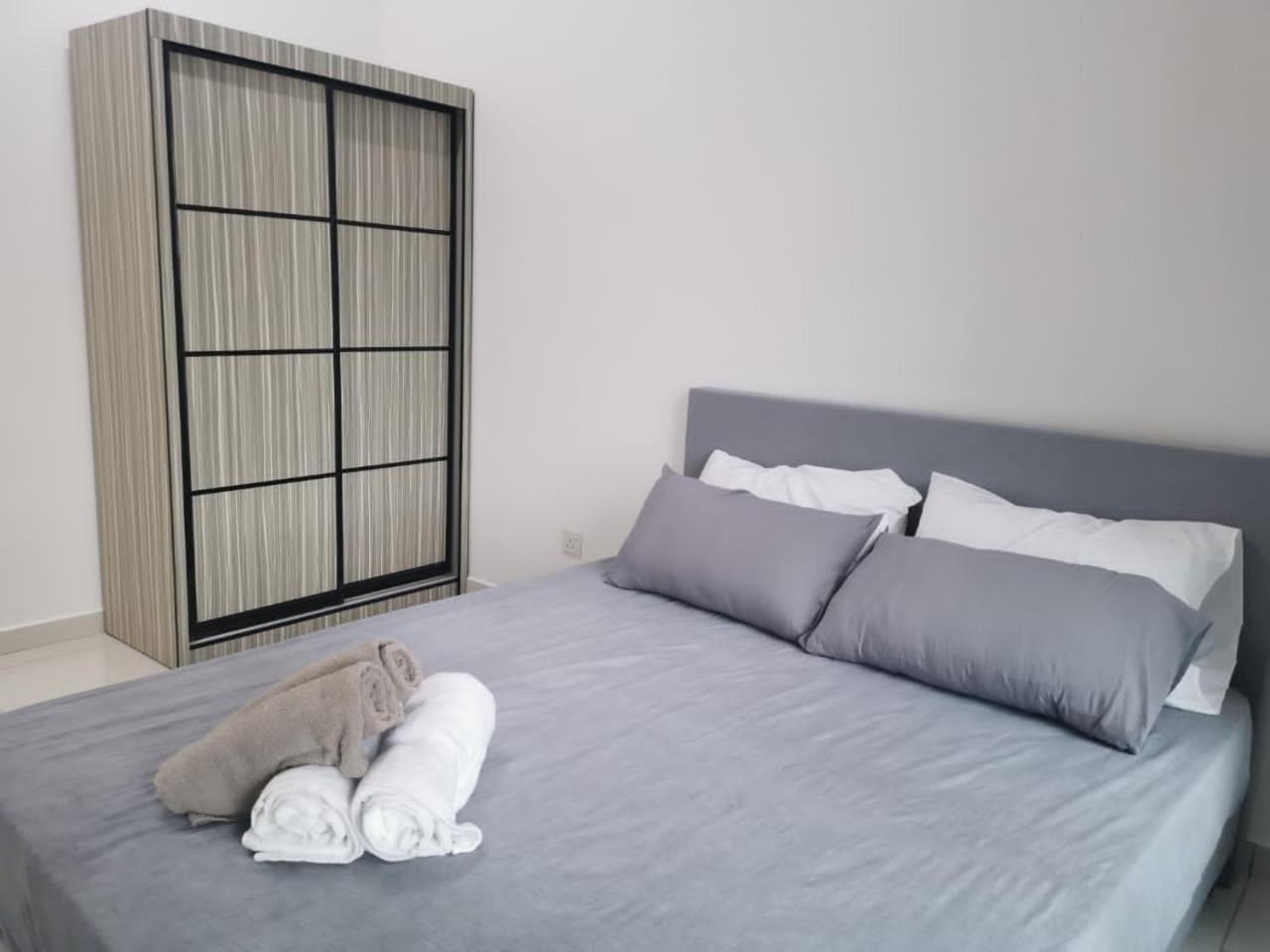 5 mins to MidValley Netflix 3Bedroom